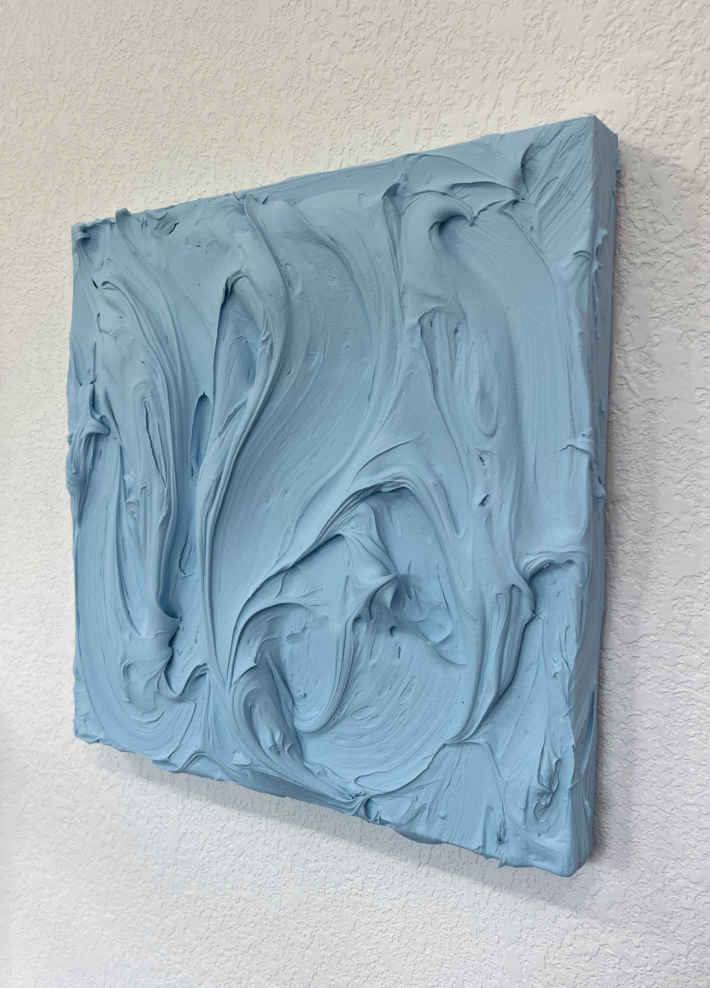 Sky Blue Excess di Chloe Hedden cattura la serena e infinita distesa del cielo con una texture ricca e scultorea. L'applicazione vorticosa e fluida della pittura evoca il delicato movimento delle nuvole che si spostano su un orizzonte aperto,