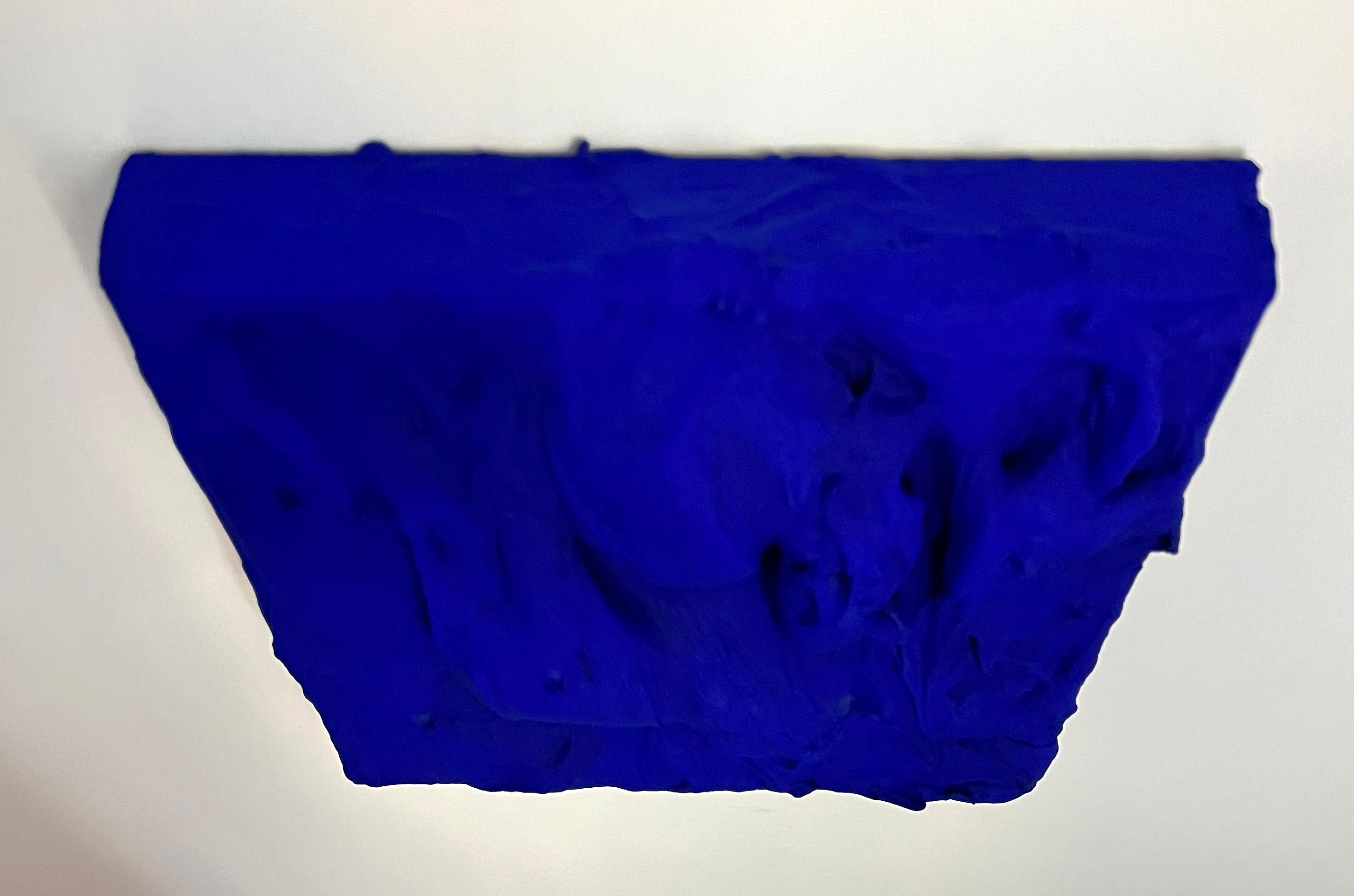 Ultra Blue Excess (driges Impasto-Gemälde, monochromes quadratisches Pop-Art-Design) – Painting von Chloe Hedden