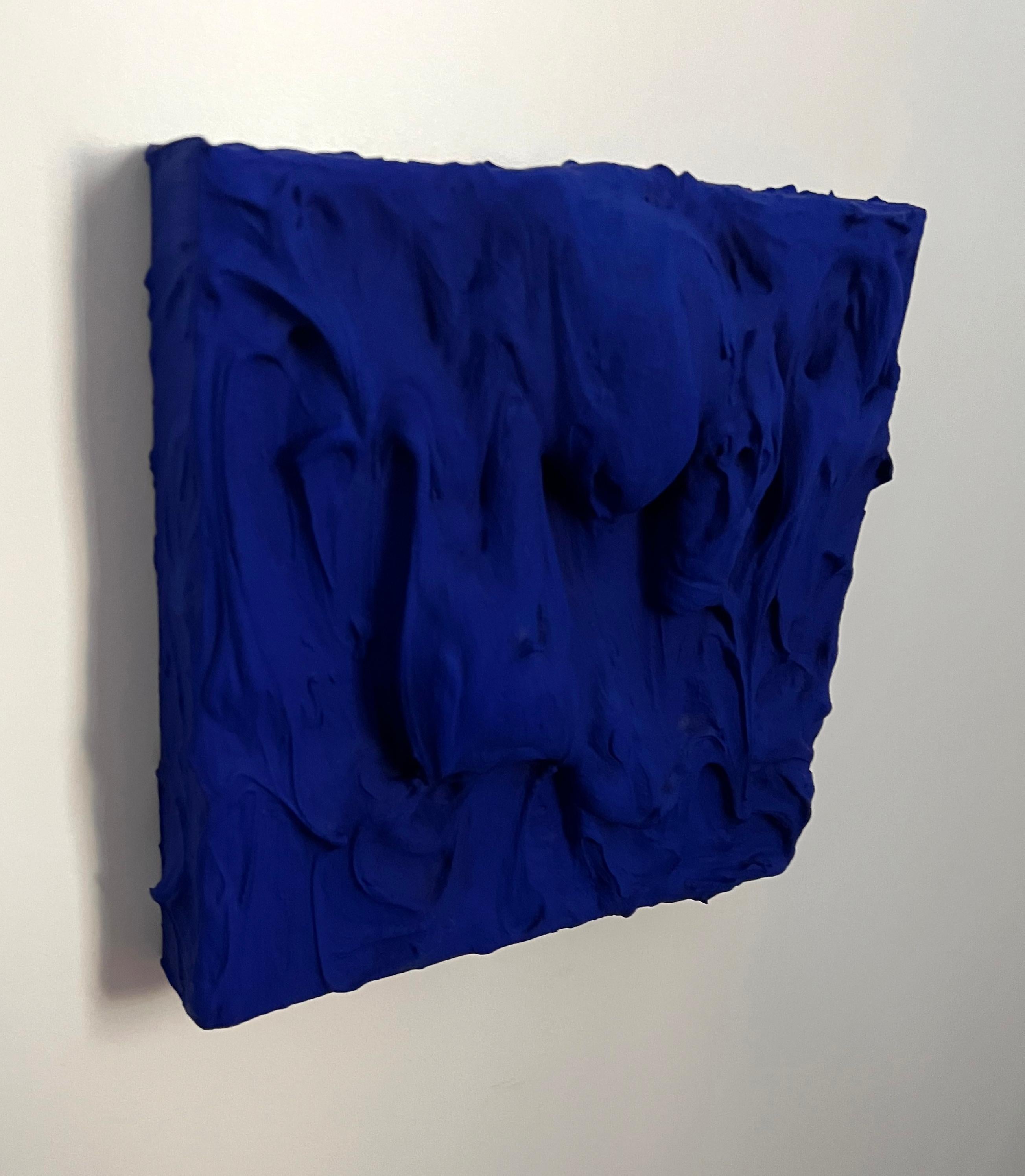 Ultra Blue Excess (driges Impasto-Gemälde, monochromes quadratisches Pop-Art-Design) (Blau), Abstract Painting, von Chloe Hedden