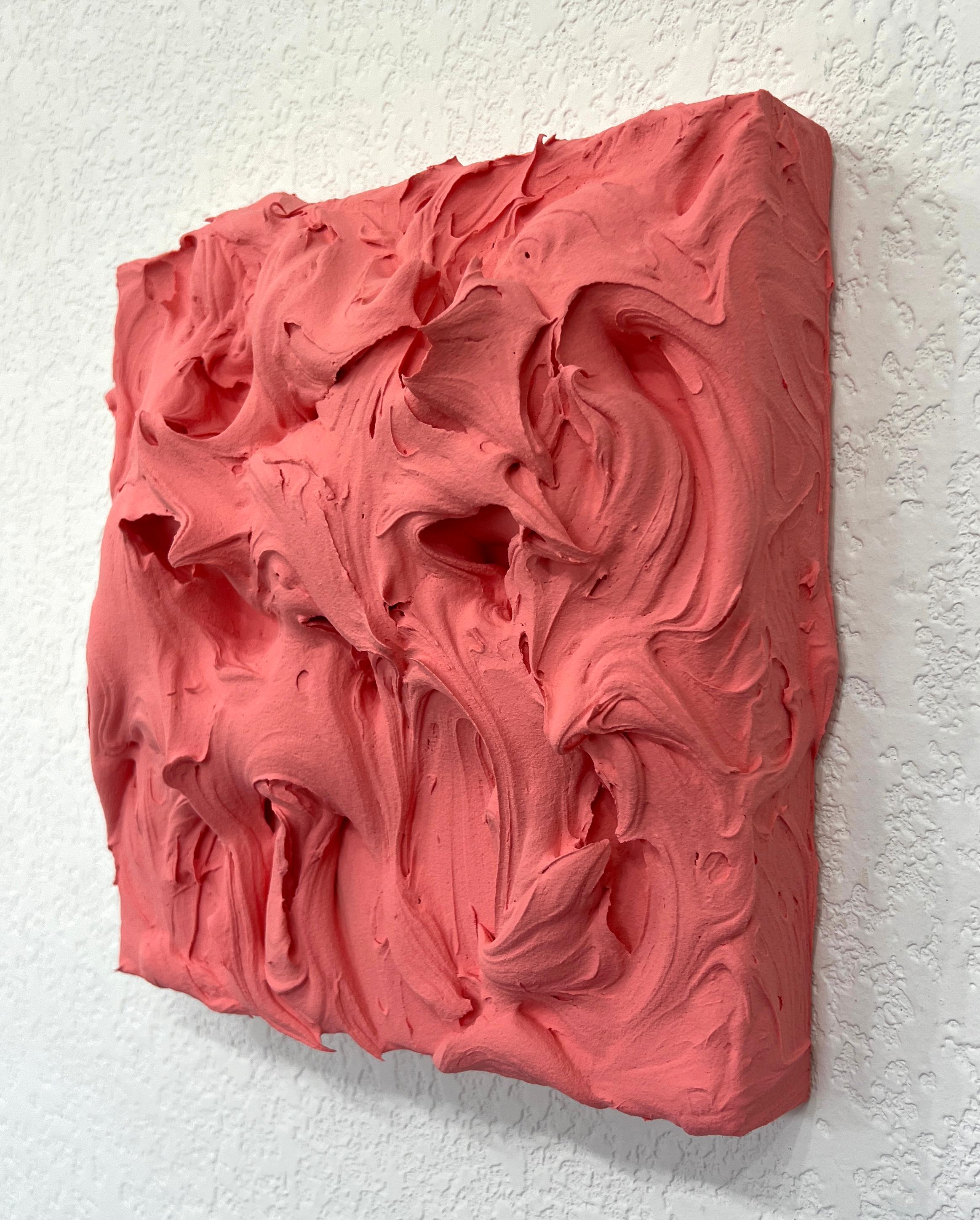 L'Excess Venetian Rose di Chloe Hedden, della serie Excess, incarna l'eccessivismo grazie all'applicazione scultorea di una pittura spessa e vorticosa. La tonalità del rosa veneziano, spesso legata al romanticismo, al lusso e al marchio commerciale,