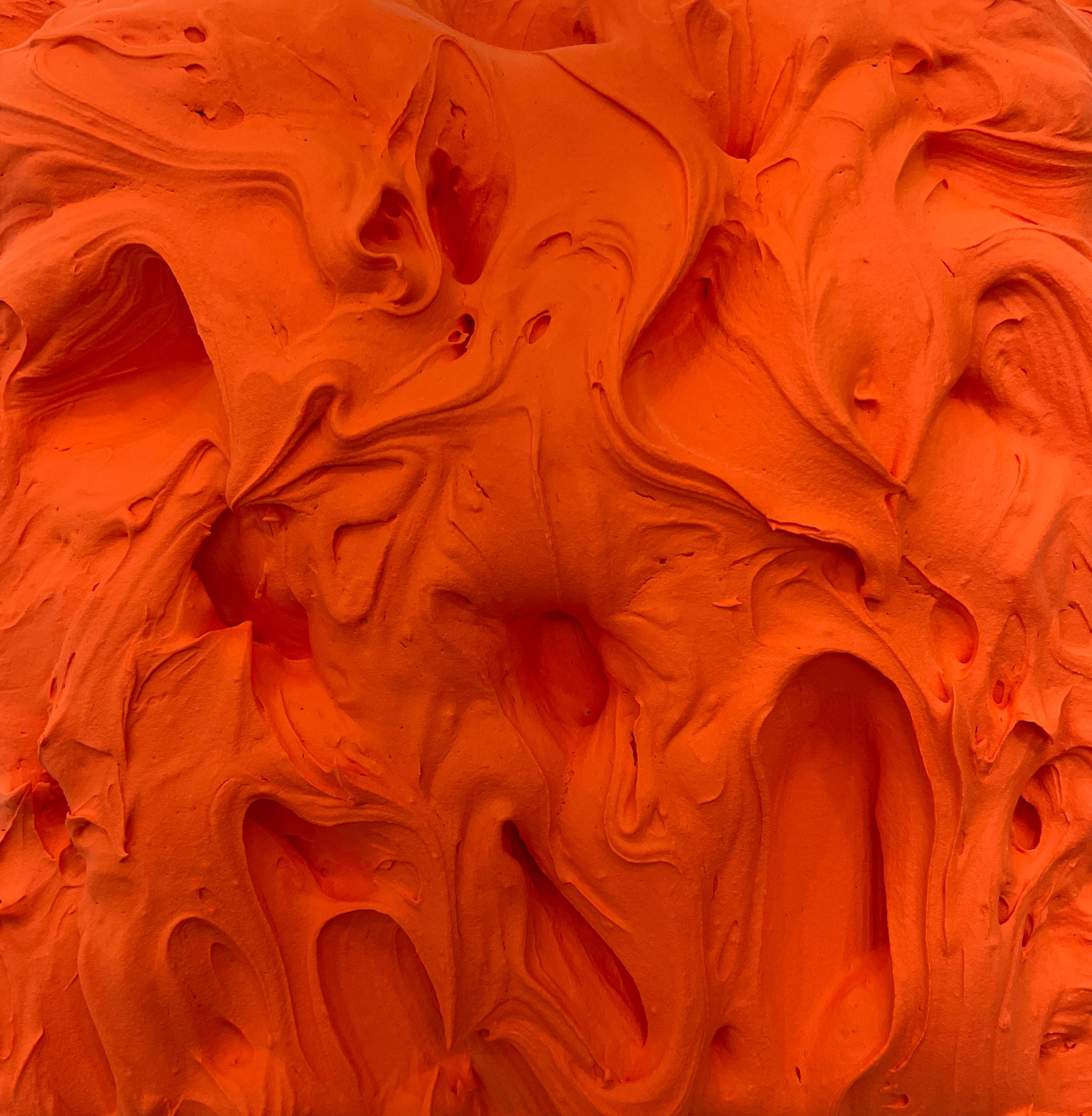 Exceso de bermellón (pintura roja gruesa empastada diseño pop monocromo cuadrado) - Abstract Sculpture Rojo de Chloe Hedden