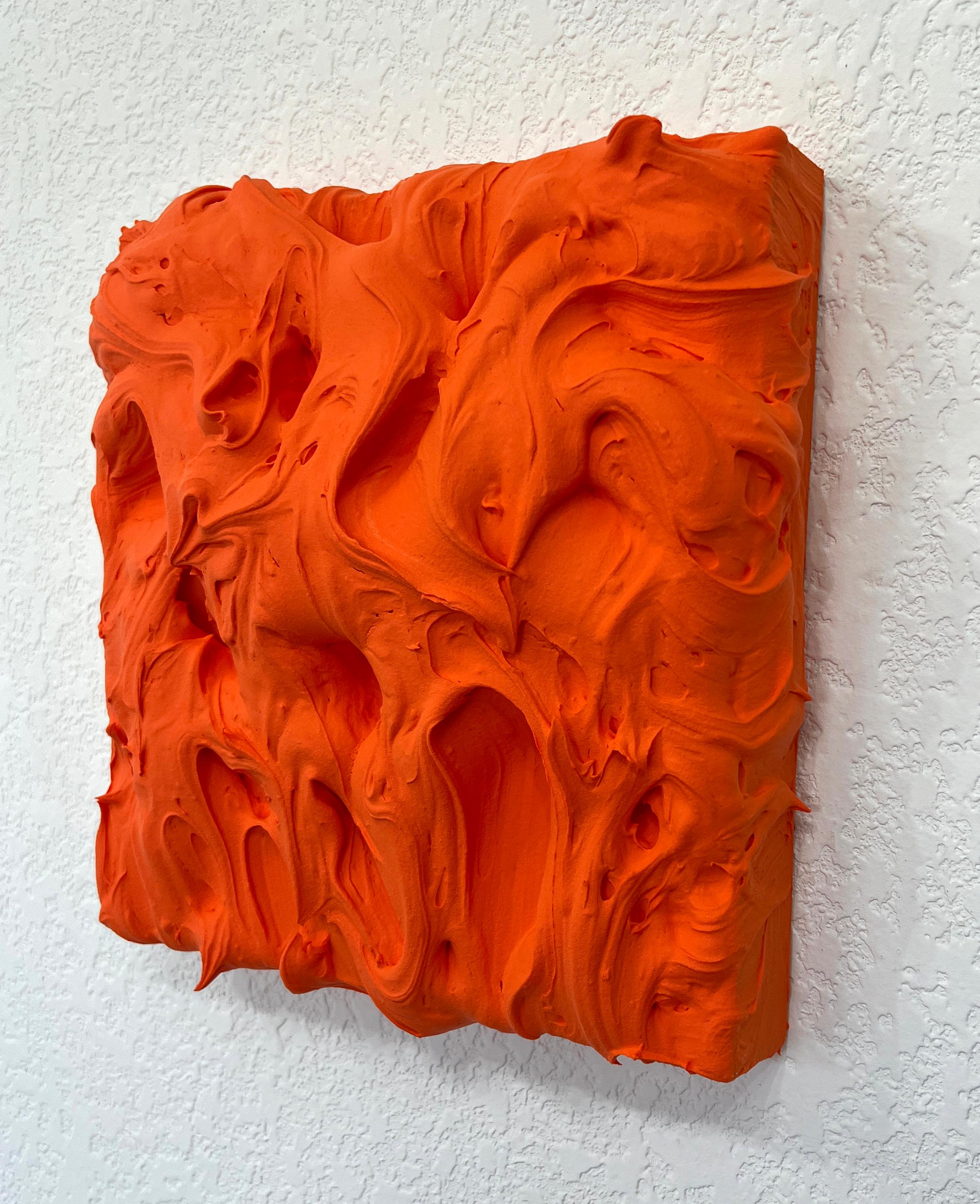 Exceso de bermellón de la serie Exceso de Chloe Hedden encarna la interacción entre la abundancia material y la intensidad emocional a través de gruesas y esculturales capas de pintura. El atrevido tono bermellón irradia calidez y energía, evocando
