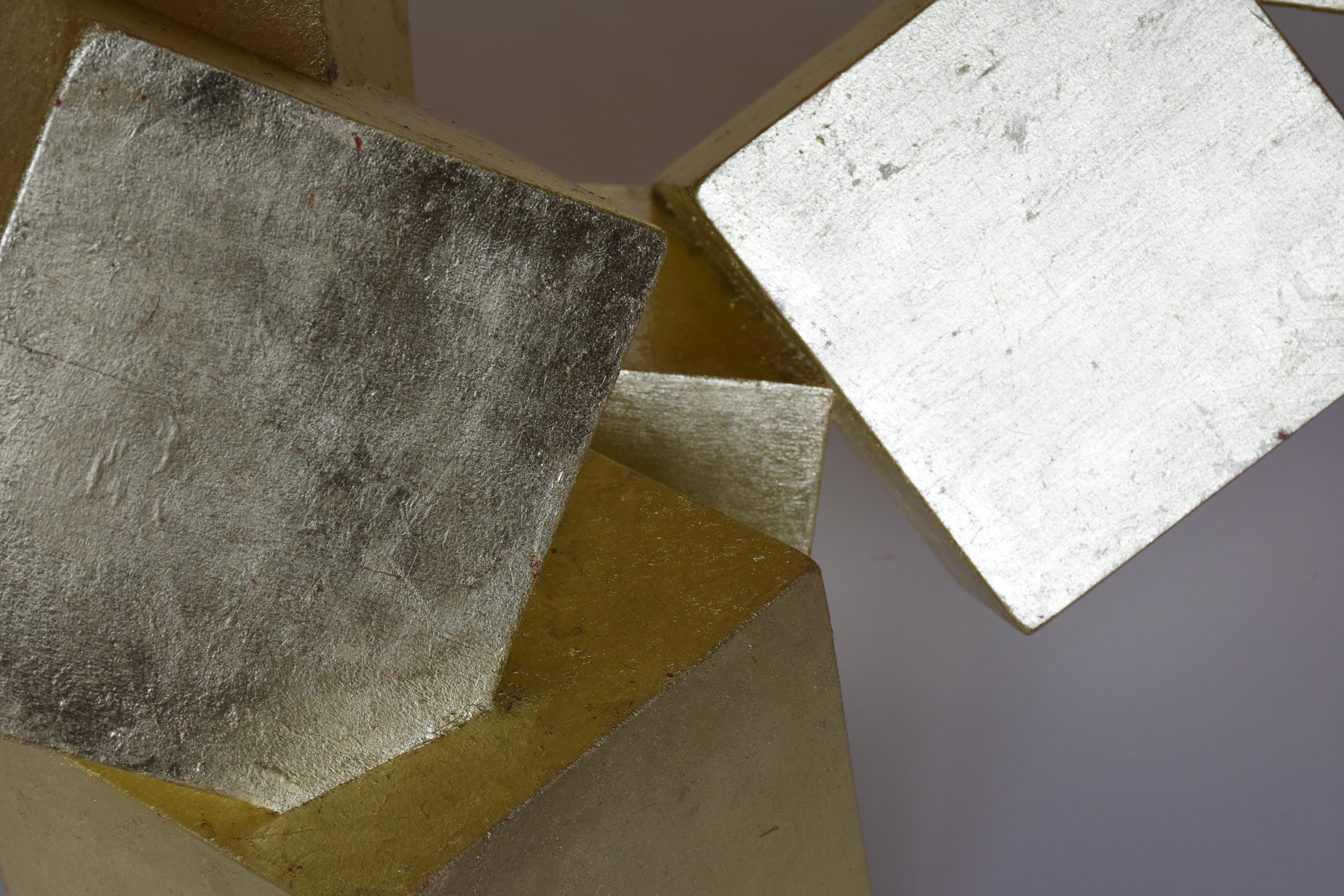 „18 Karat Gold und paduk pyrite“ ( kubische Tischskulptur, geometrisch, exotisches Holz) 10