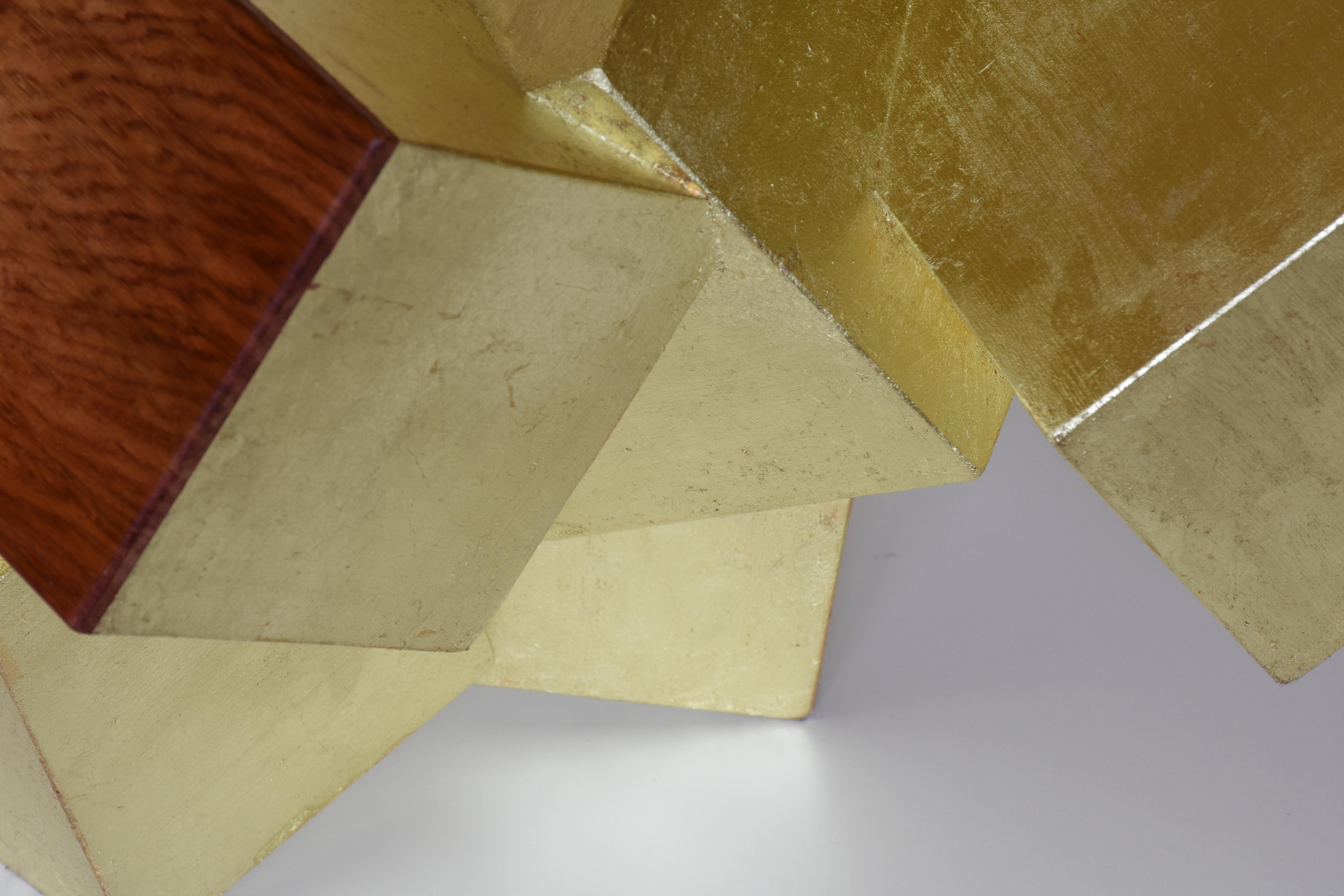 „18 Karat Gold und paduk pyrite“ ( kubische Tischskulptur, geometrisch, exotisches Holz) 11