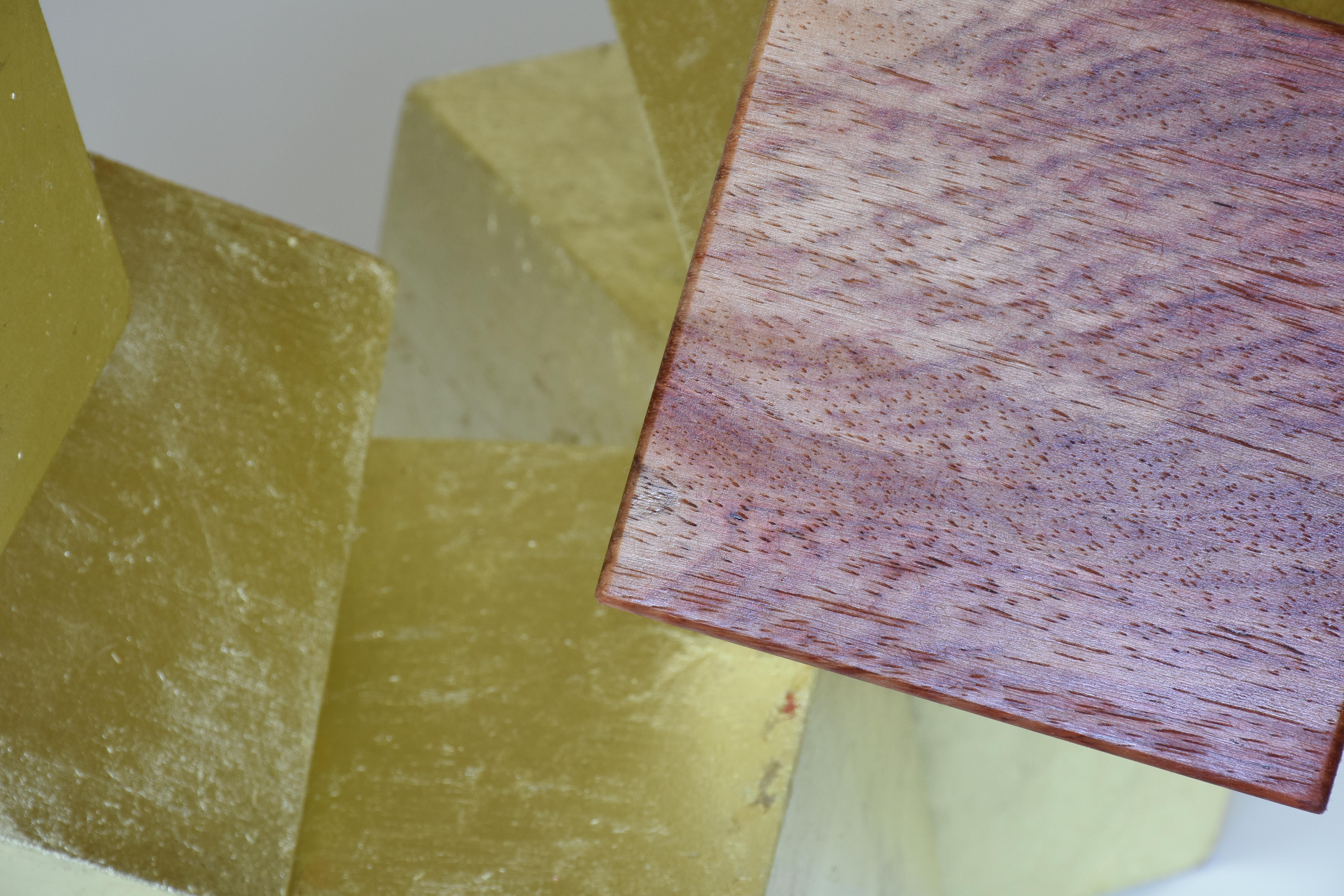 „18 Karat Gold und paduk pyrite“ ( kubische Tischskulptur, geometrisch, exotisches Holz) 14