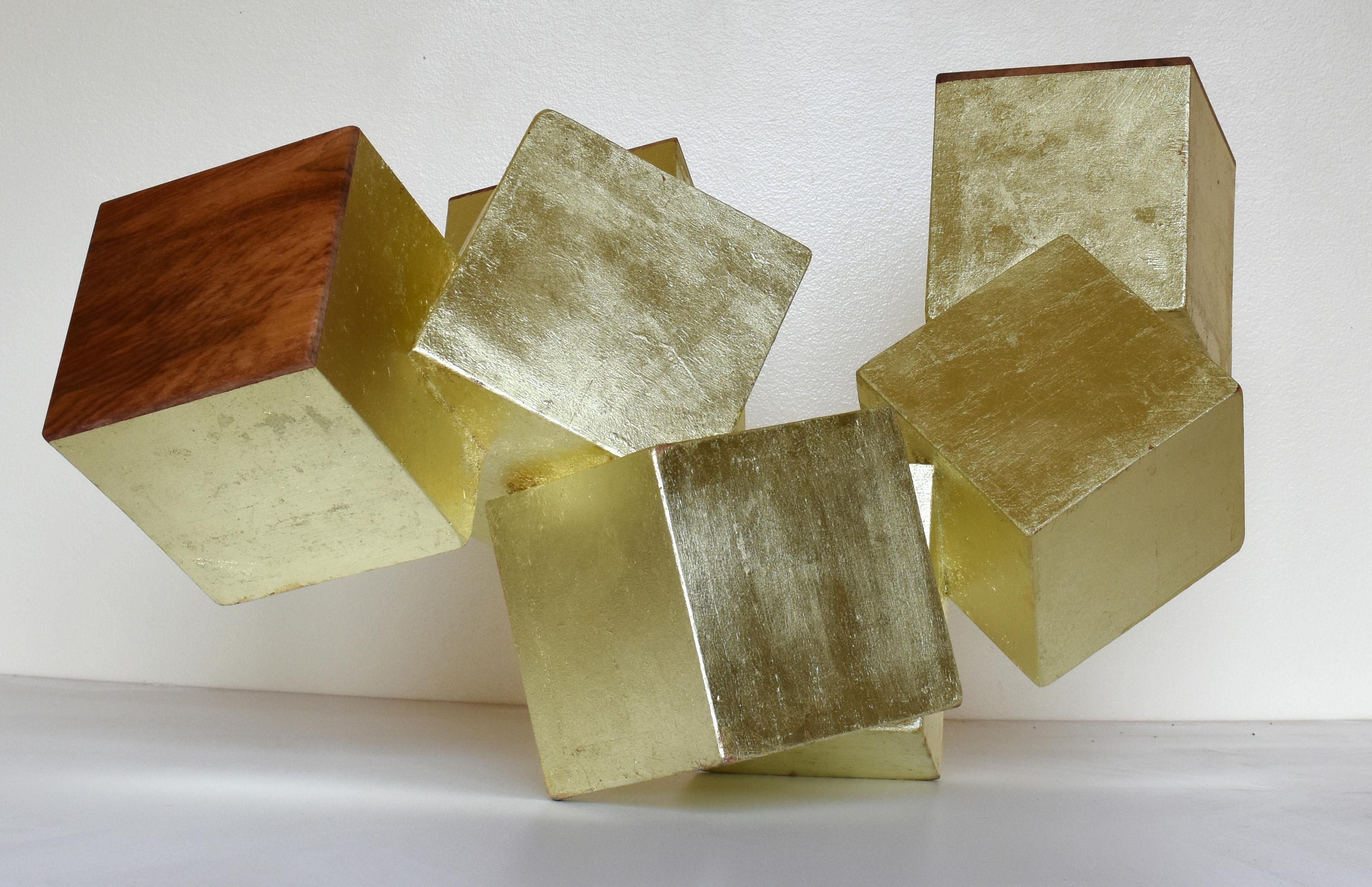 „18 Karat Gold und paduk pyrite“ ( kubische Tischskulptur, geometrisch, exotisches Holz) – Sculpture von Chloe Hedden