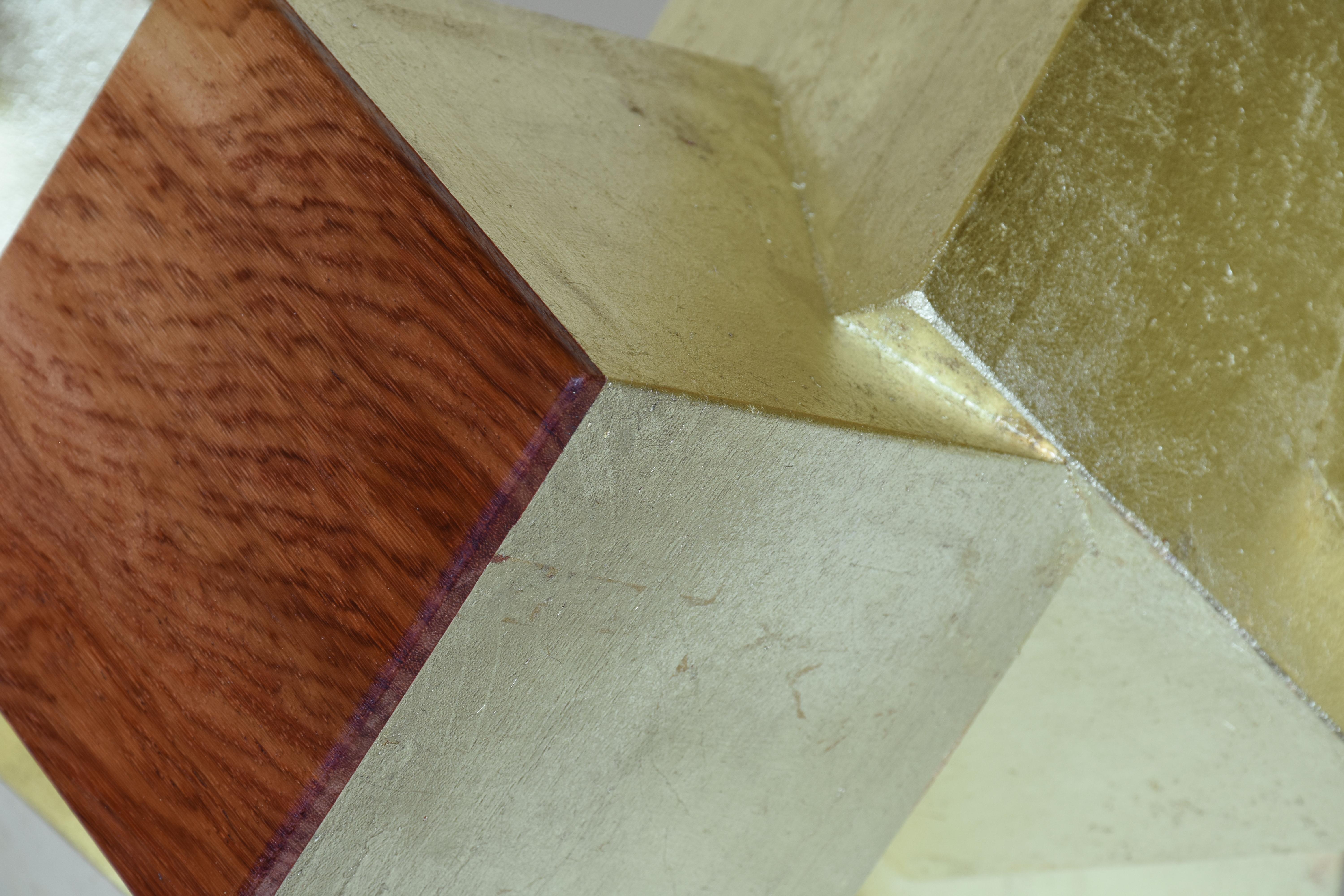 „18 Karat Gold und paduk pyrite“ ( kubische Tischskulptur, geometrisch, exotisches Holz) 15