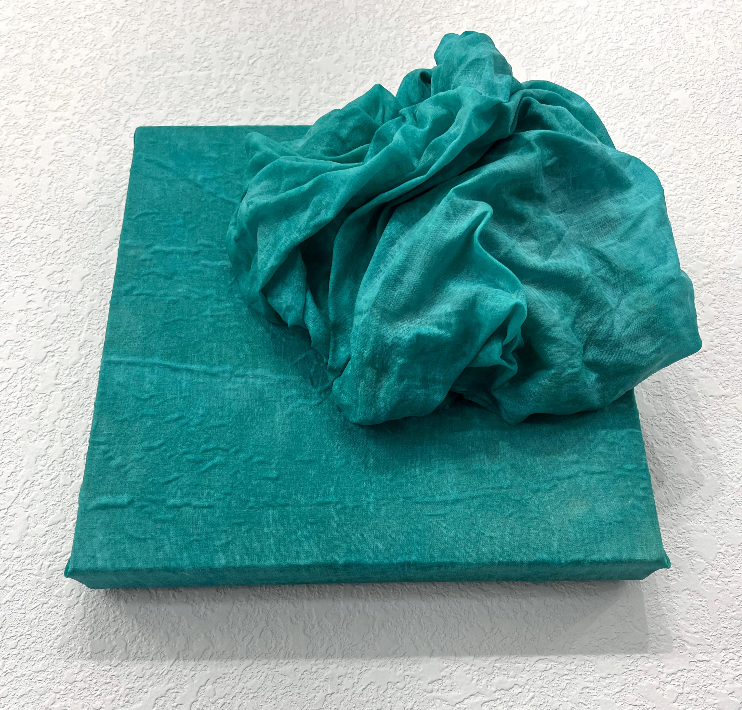Celadon 3 (tessuto di lino spesso di colore blu verde acqua che si piega in un disegno floreale monocromatico) - Sculpture di Chloe Hedden