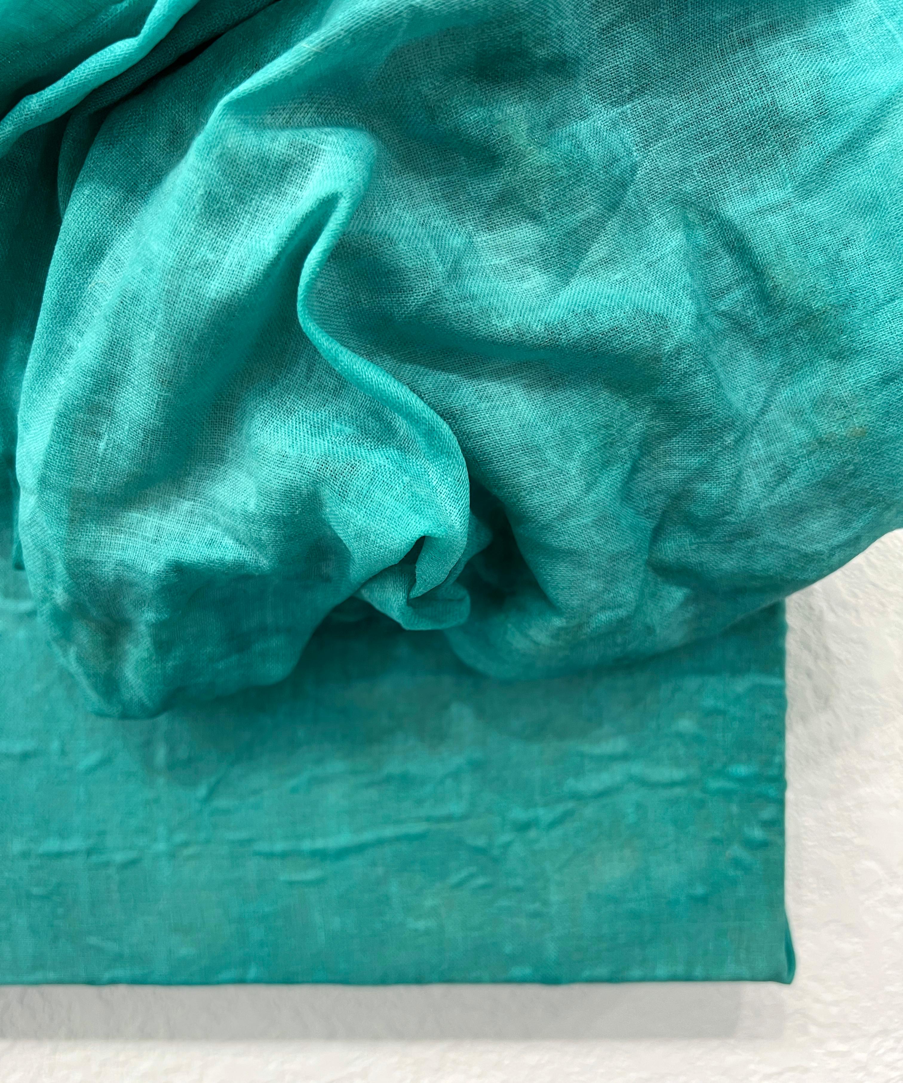 Celadon 3 (tessuto di lino spesso di colore blu verde acqua che si piega in un disegno floreale monocromatico) - Sculpture Pop Art di Chloe Hedden