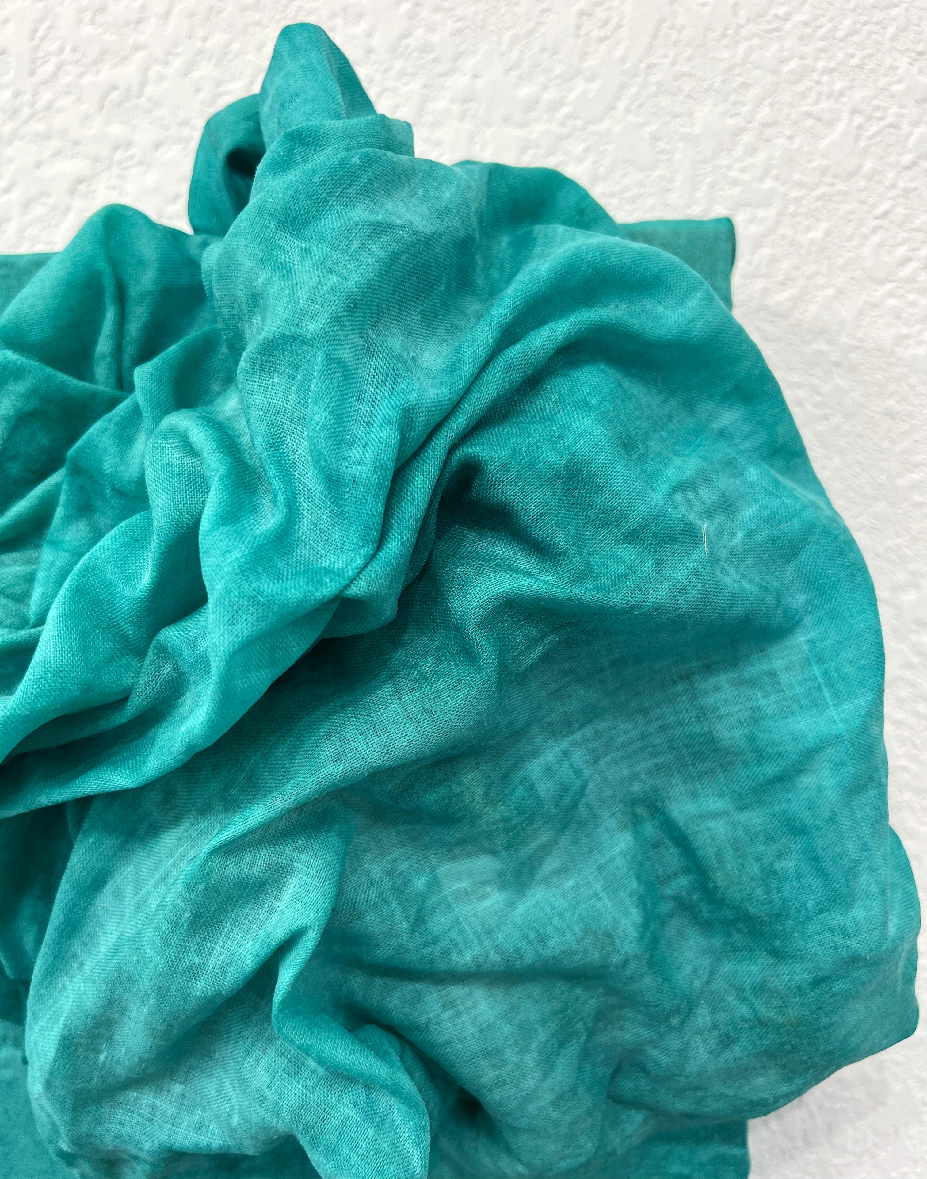 Celadon 3 (tessuto di lino spesso di colore blu verde acqua che si piega in un disegno floreale monocromatico) - Abstract Sculpture Blu di Chloe Hedden