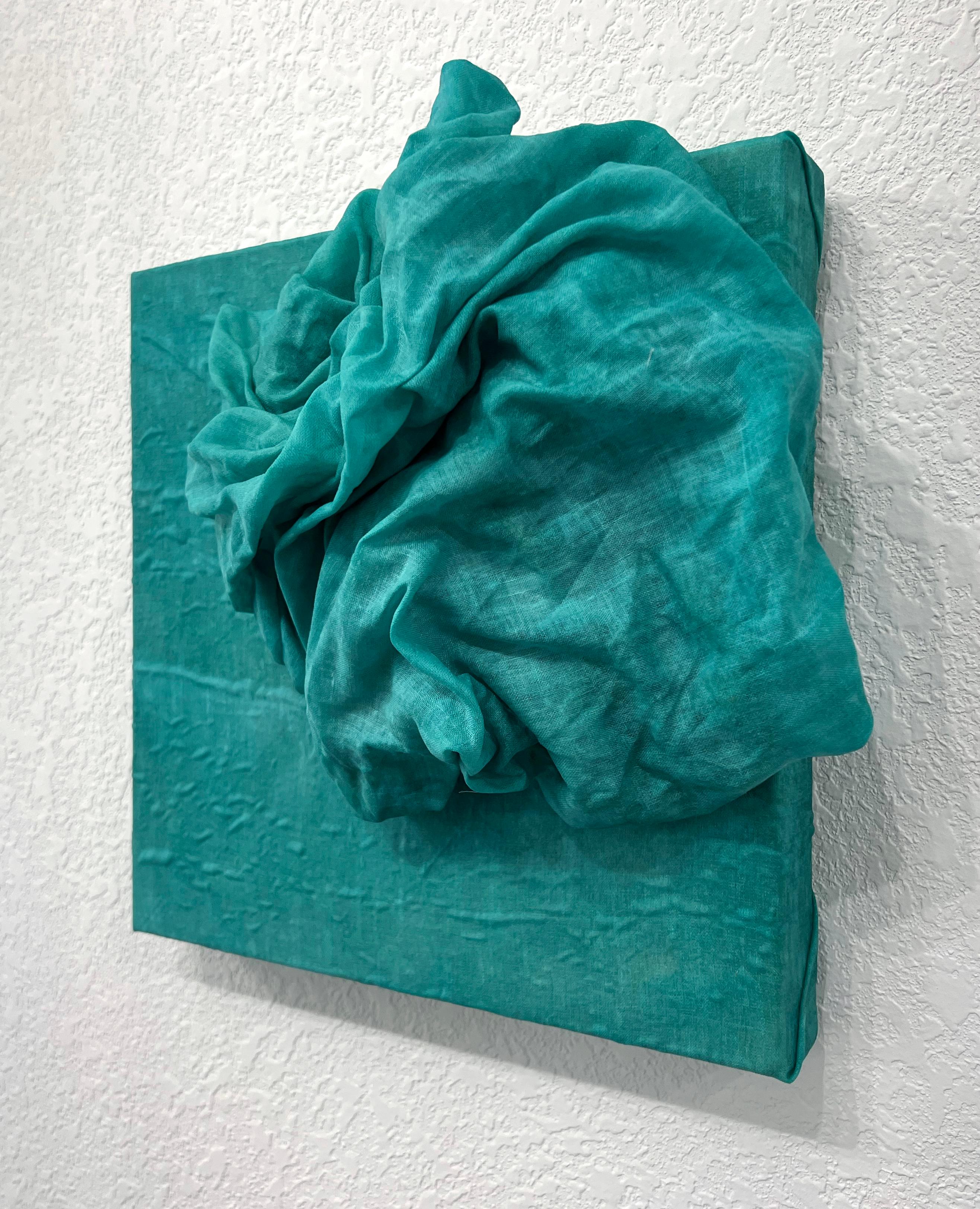 Celadon 3 della serie Foldes di Chloe Hedden avvolge lo spettatore nel tranquillo dramma della forma, del colore e della materialità. Creato con lino tinto a mano su lino, il pezzo fonde la sottigliezza tonale con il movimento scultoreo. La luminosa