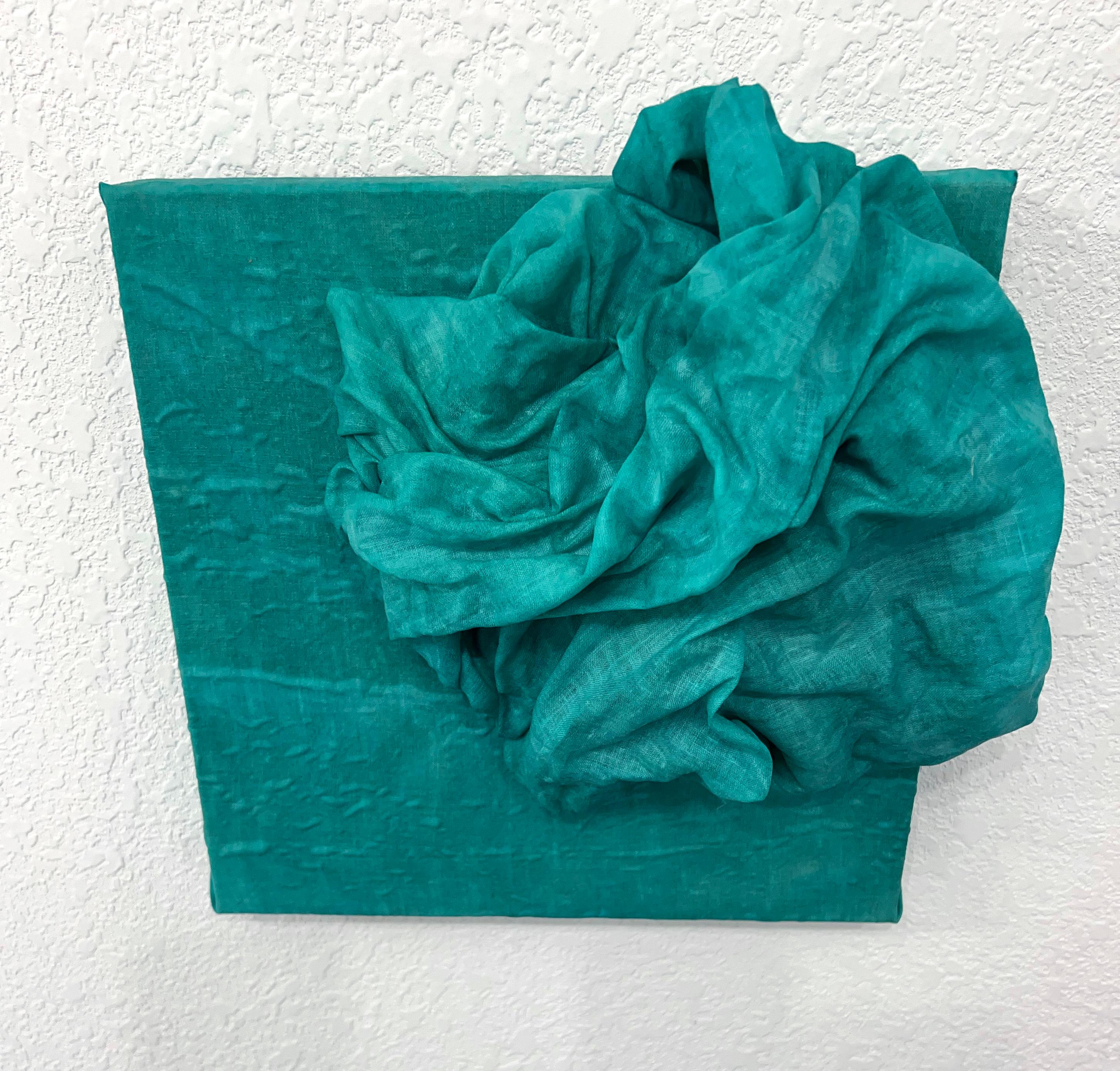 Celadon 3 (tessuto di lino spesso di colore blu verde acqua che si piega in un disegno floreale monocromatico) in vendita 1