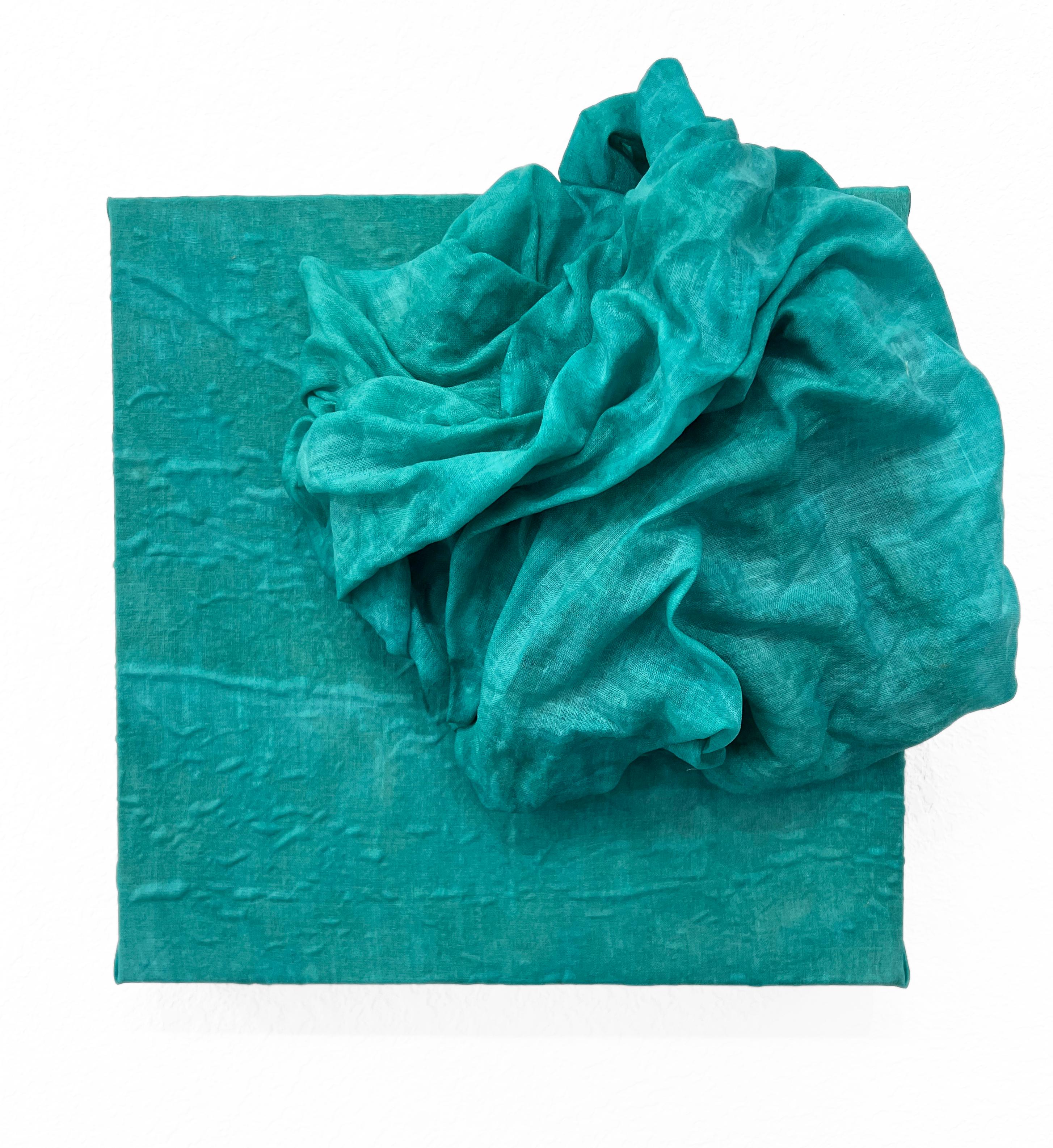 Celadon 3 (blaugrünes, dickes Textil, Leinen, gefaltetes monochromes Pop-Blumenmuster)