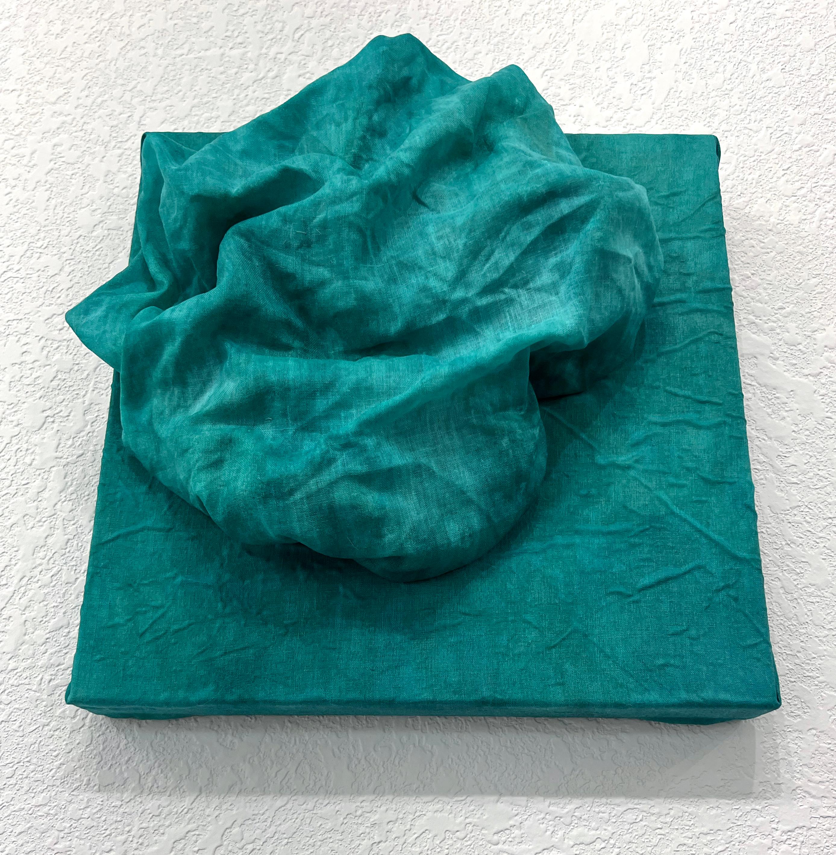 Celadon 4 (tessuto di lino spesso di colore blu verde acqua che si piega in un disegno floreale monocromatico) - Mixed Media Art Pop Art di Chloe Hedden