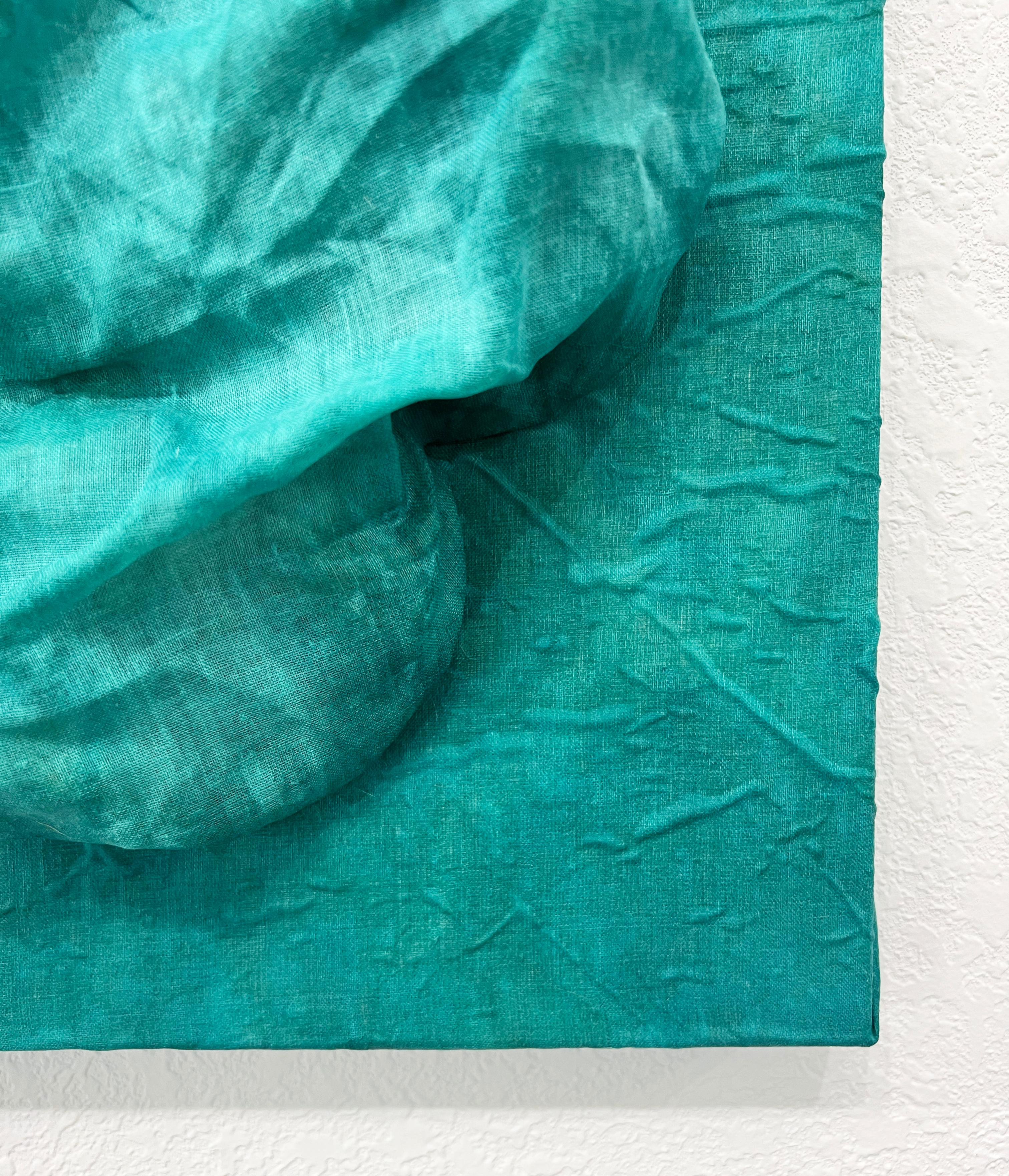 Celadon 4 continua l'esplorazione di Chloe Hedden della forma e del materiale nella sua Fold Series, dove il lino tinto a mano diventa sia soggetto che mezzo. In questo pezzo, una grande piega scultorea emerge come una marea, drappeggiata da strati