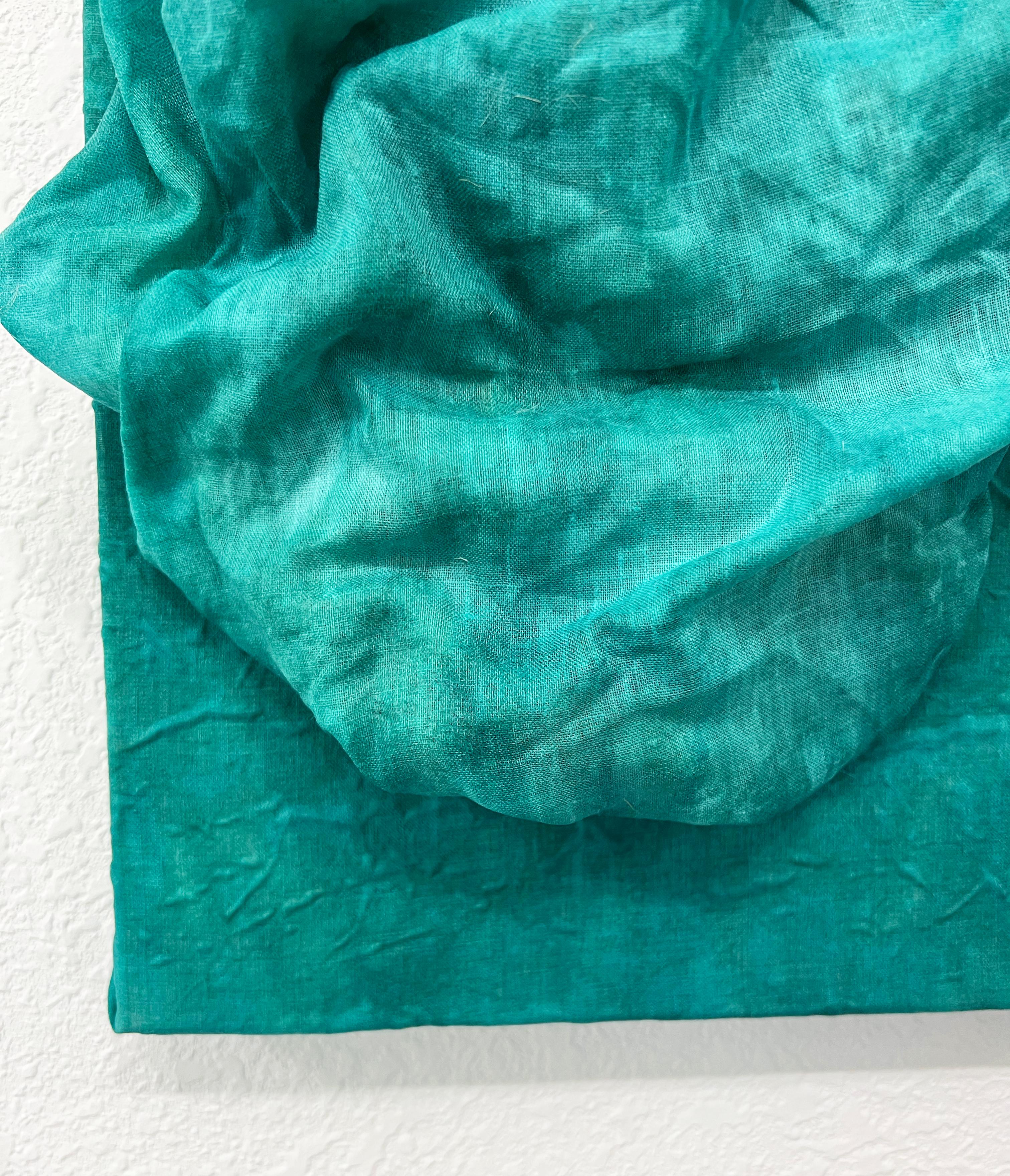 Celadon 4 (tessuto di lino spesso di colore blu verde acqua che si piega in un disegno floreale monocromatico) in vendita 1