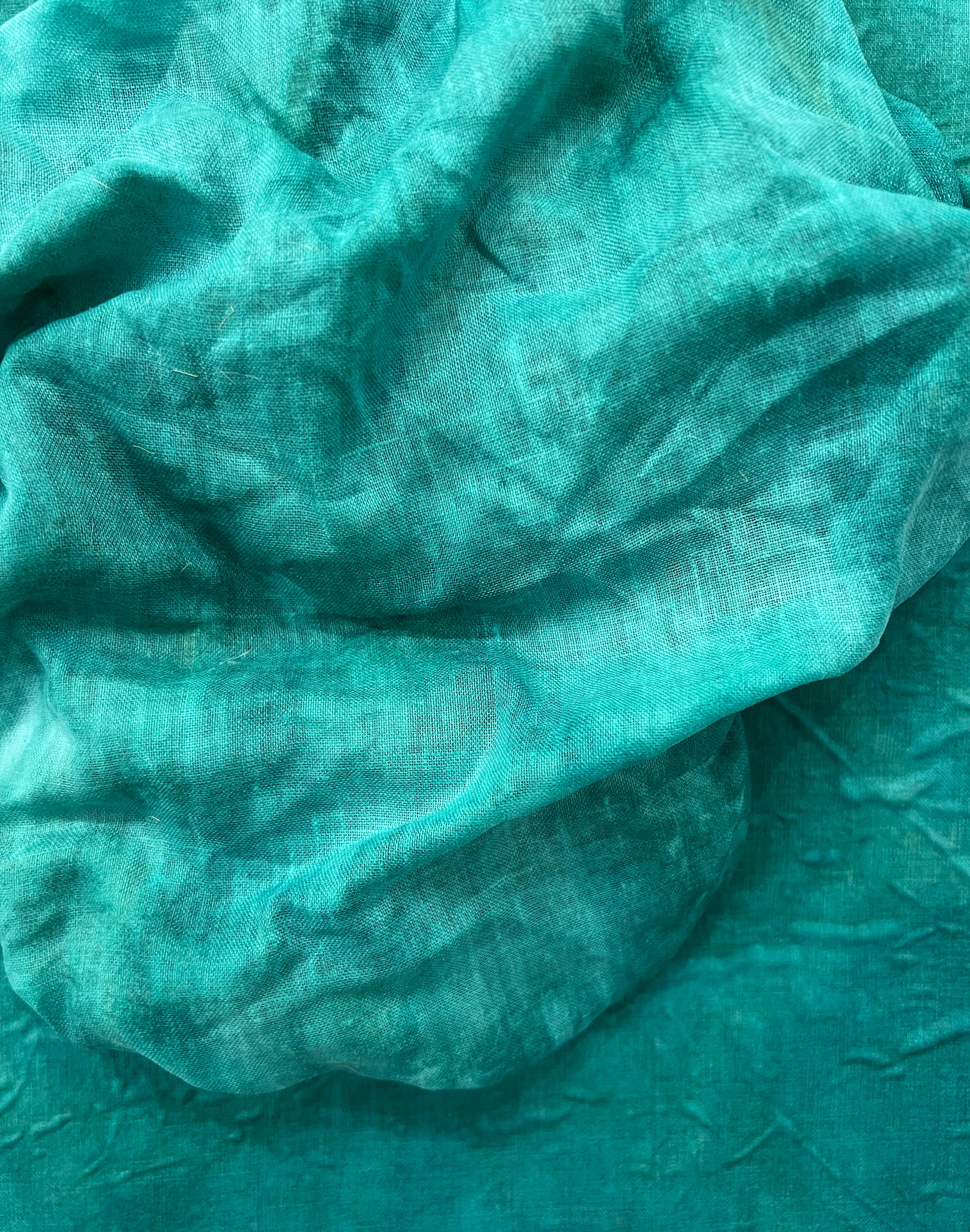 Celadon 4 (tessuto di lino spesso di colore blu verde acqua che si piega in un disegno floreale monocromatico) in vendita 2