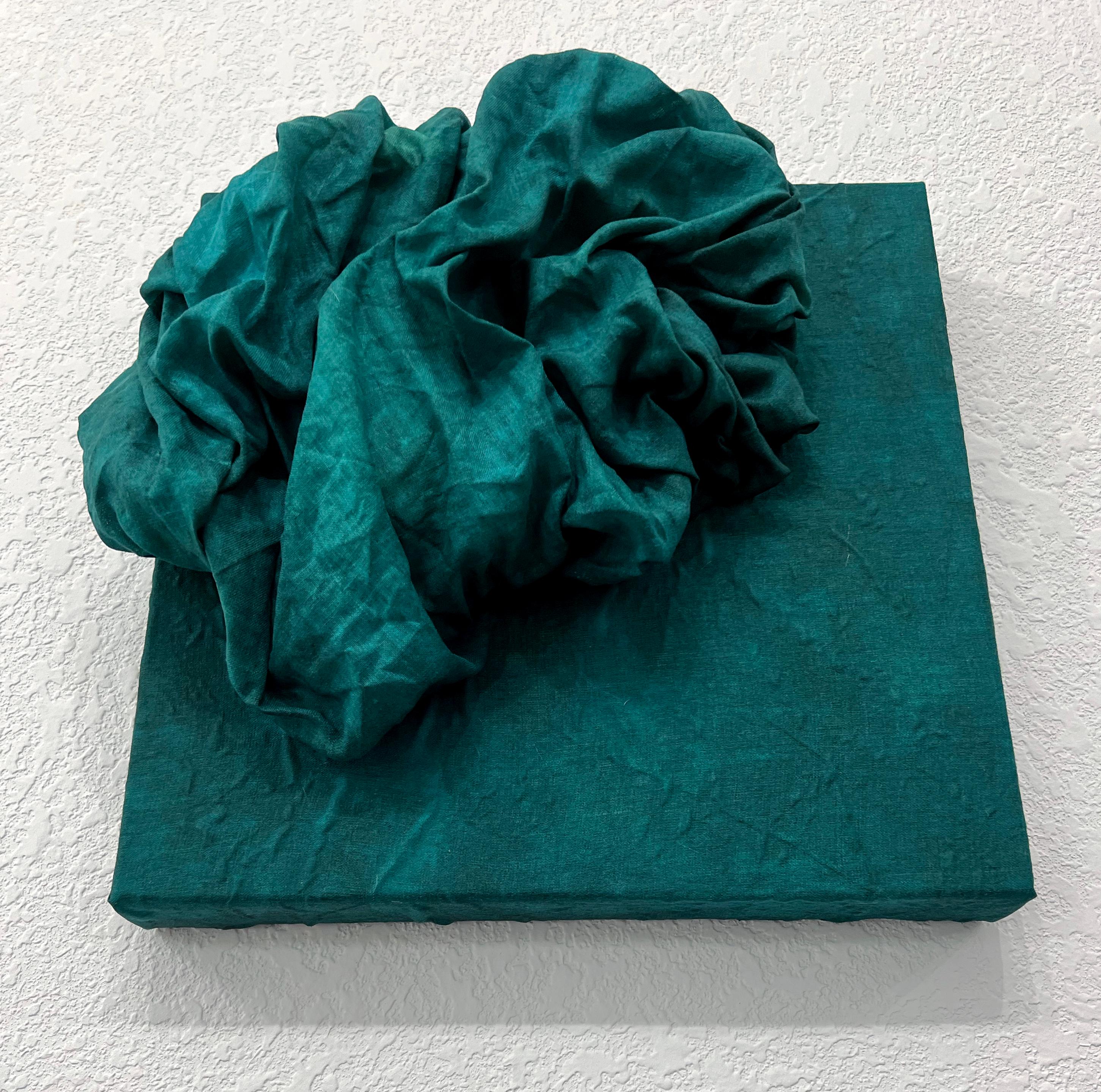 Celadon 6 (verde acqua scuro), tessuto di lino spesso e pieghevole, monocromatico e floreale. - Mixed Media Art Pop Art di Chloe Hedden