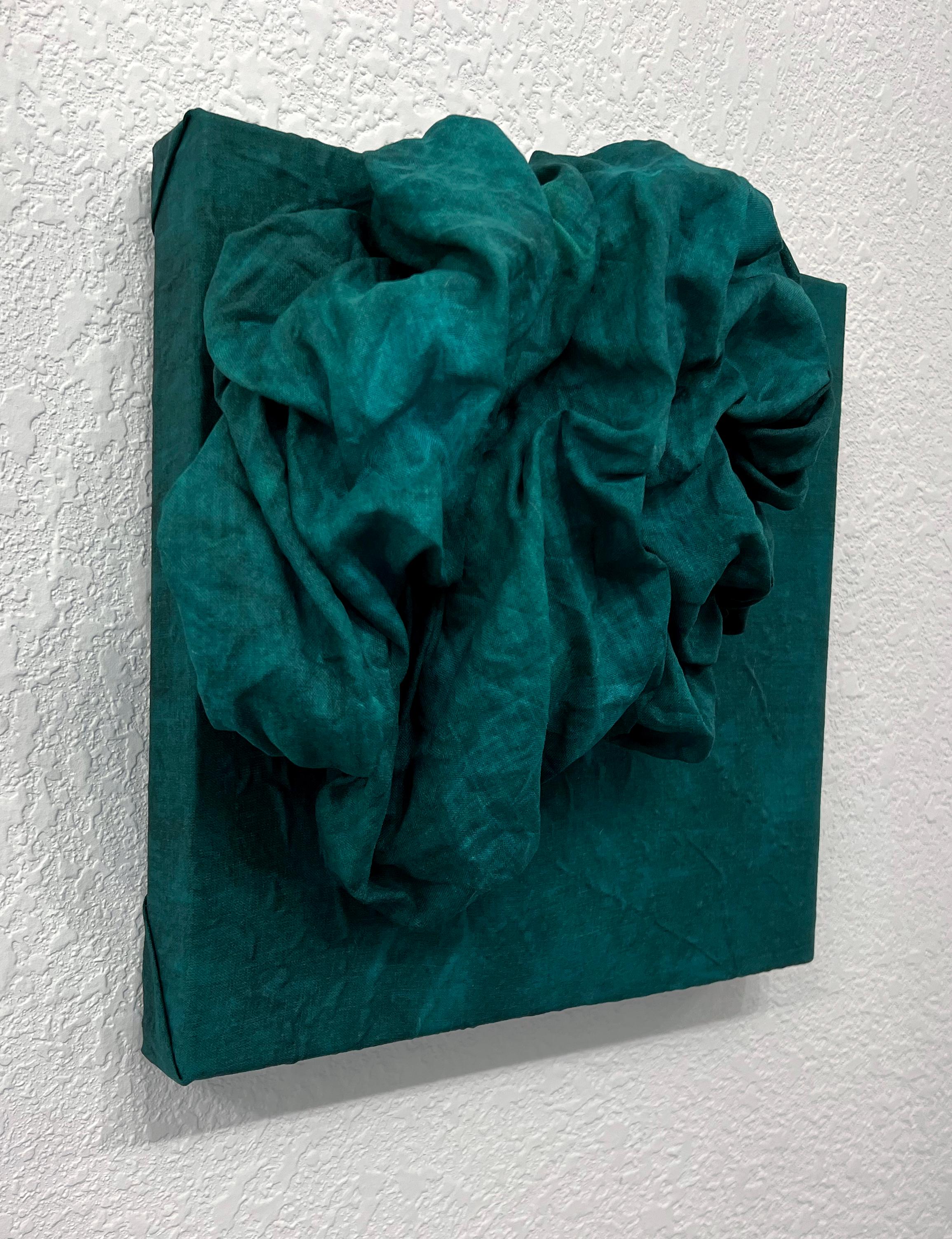 Celadon 6 della serie Foldes di Chloe Hedden avvolge lo spettatore nel tranquillo dramma della forma, del colore e della materialità. Creato con lino tinto a mano su lino, il pezzo fonde la sottigliezza tonale con il movimento scultoreo. Avvolto su