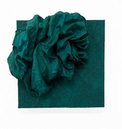 Celadon 6 (dunkles blaugrünes, dickes Textil, Leinen, gefaltetes monochromes Pop-Blumenmuster)