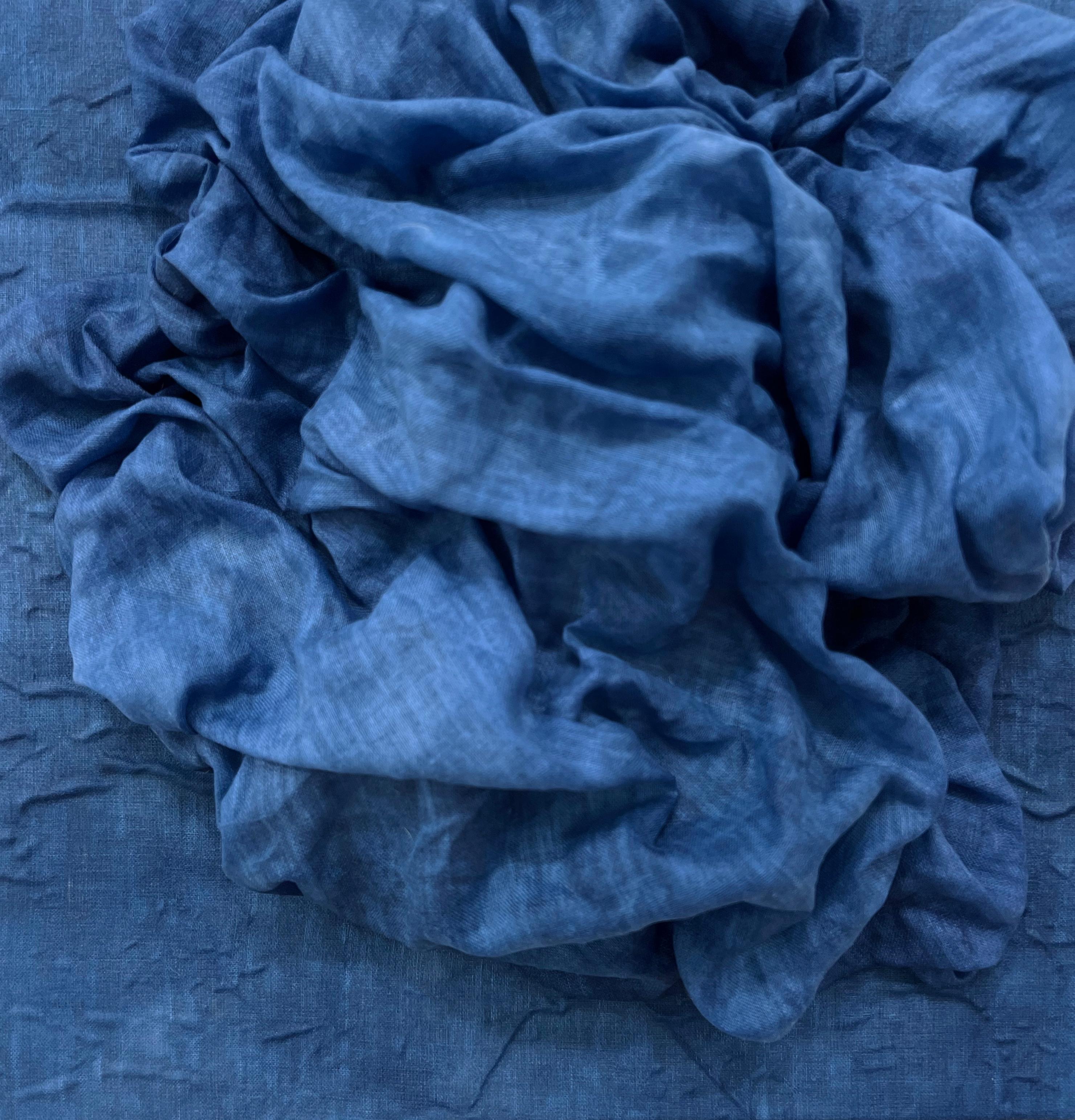 Indigo 1 (dunkles Indigoblau, dicke Leinenfalte, monochromes Design) (Abstrakt), Sculpture, von Chloe Hedden