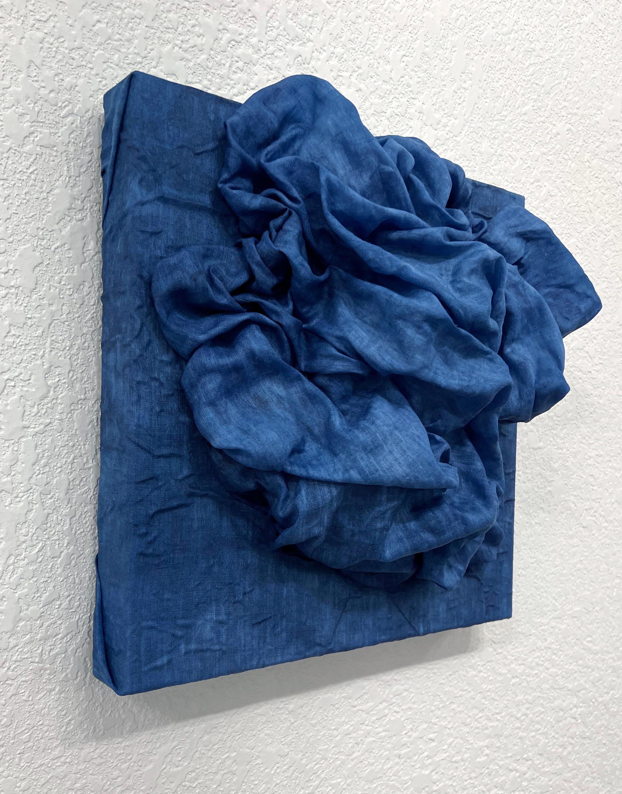 Indigo 1 (dunkles Indigoblau, dicke Leinenfalte, monochromes Design) (Blau), Abstract Sculpture, von Chloe Hedden