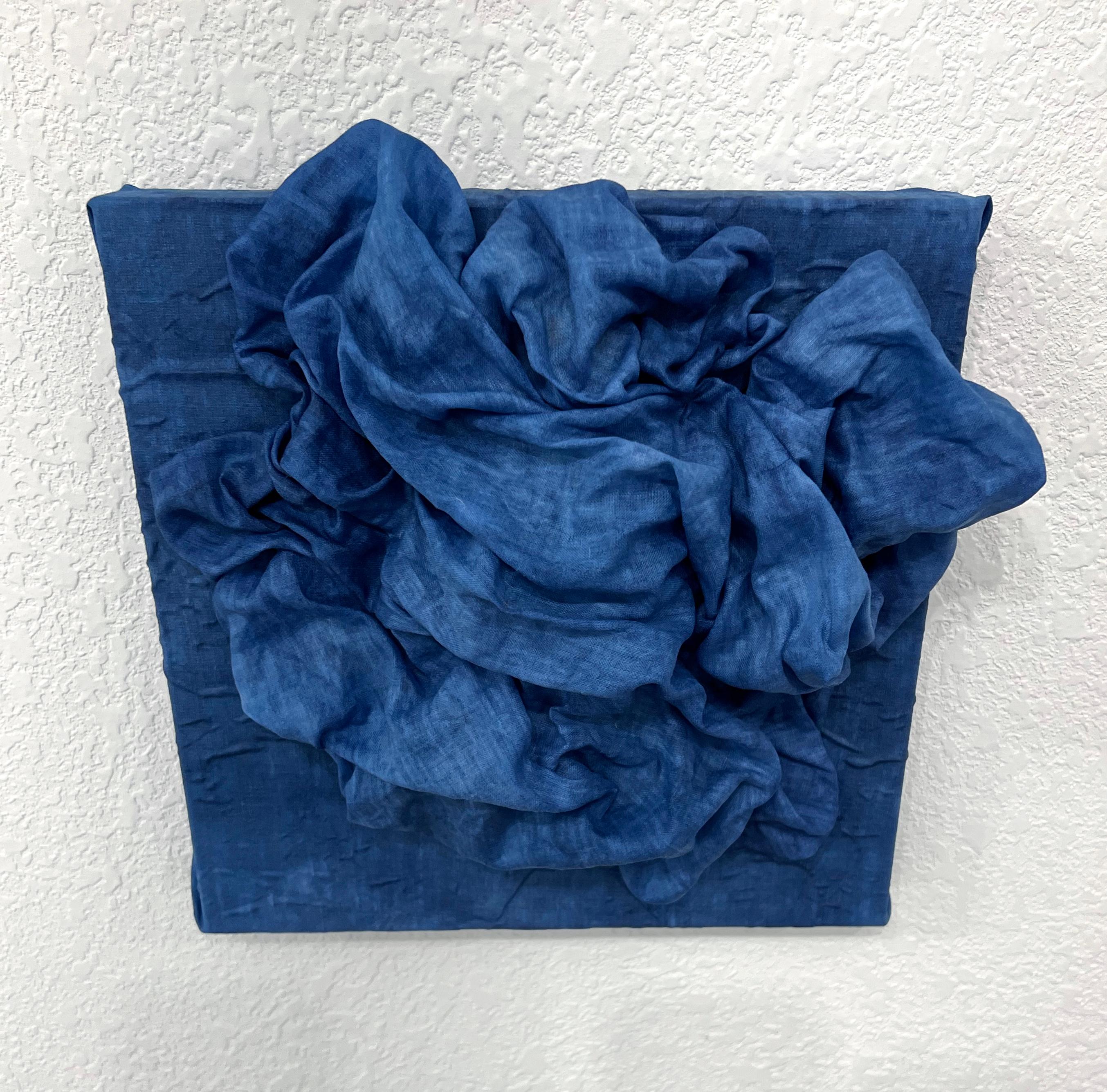 Indigo 1 (dunkles Indigoblau, dicke Leinenfalte, monochromes Design) im Angebot 1