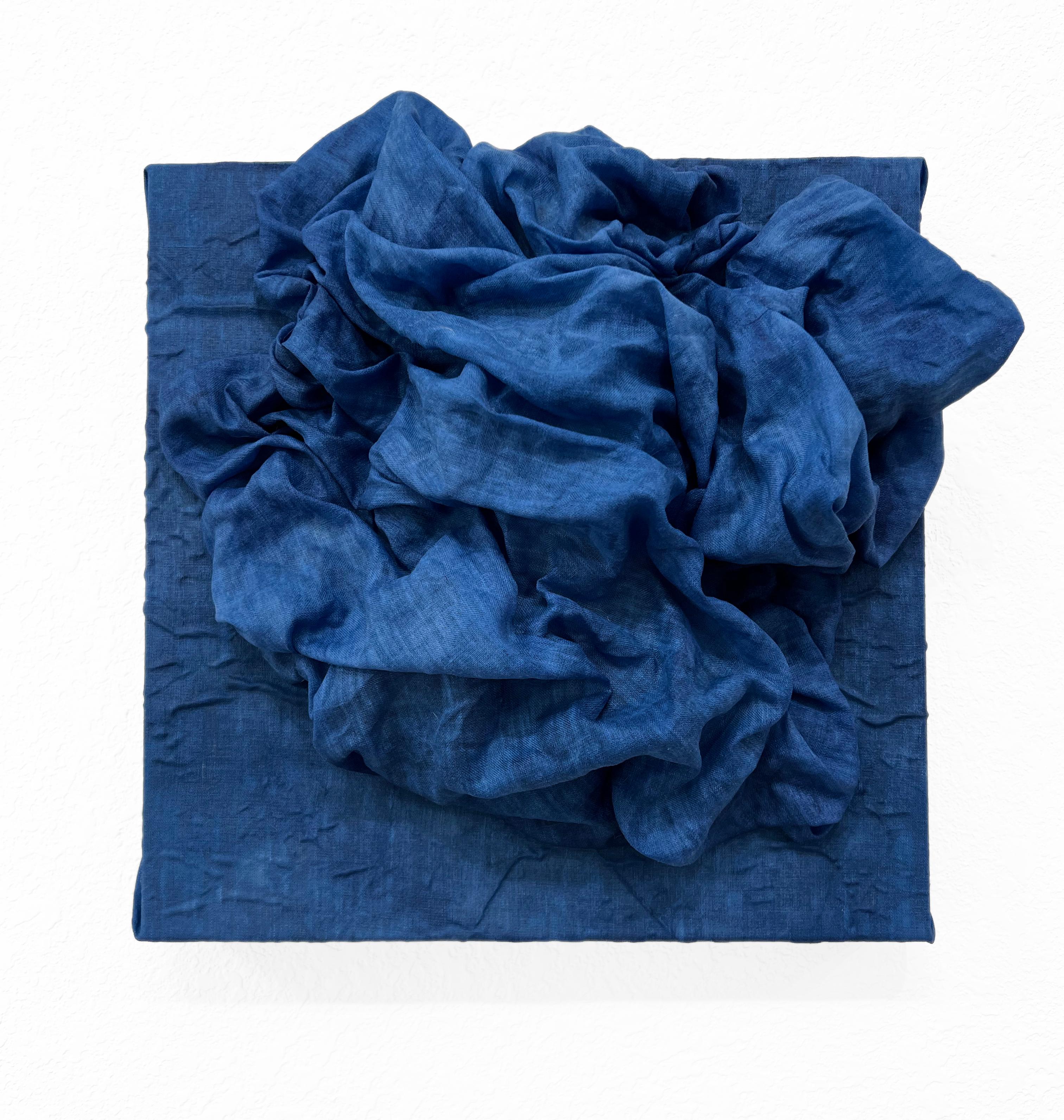 Indigo 1 (dunkles Indigoblau, dicke Leinenfalte, monochromes Design)