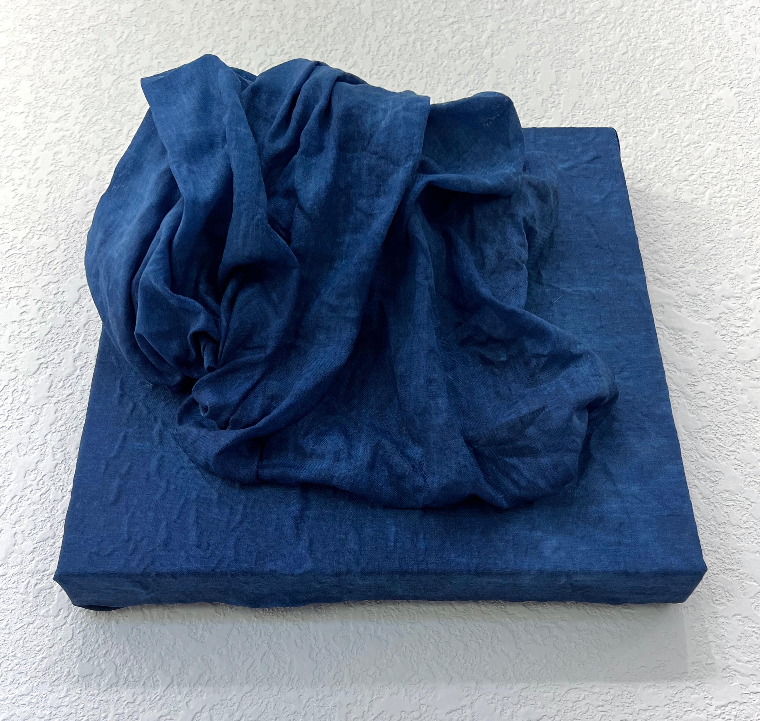 Indigo 2 (dunkles Indigoblau, dicke Leinenfalte, monochromes Design) – Sculpture von Chloe Hedden