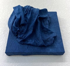 Indigo 2 (tessuto di lino blu indaco scuro con disegno monocromatico)