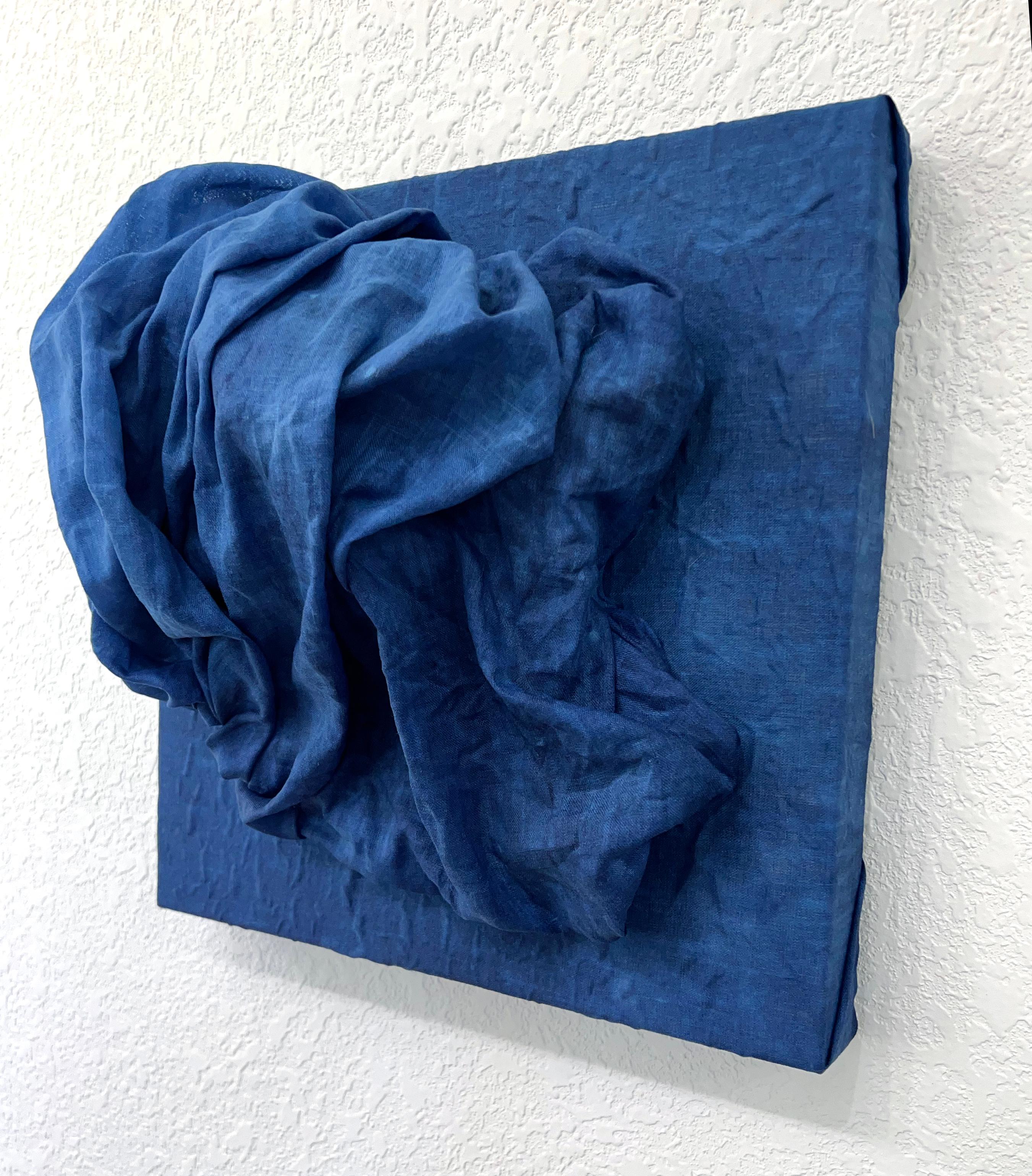Indigo 2 ist eine Meditation über Tiefe, Bewegung und das stille Drama der Form. Dieses mit handgefärbtem Leinen auf Leinen gefertigte Werk verkörpert die Körperlichkeit und Eleganz von Heddens Foldes-Serie. Der tiefblaue Stoff schwillt an und