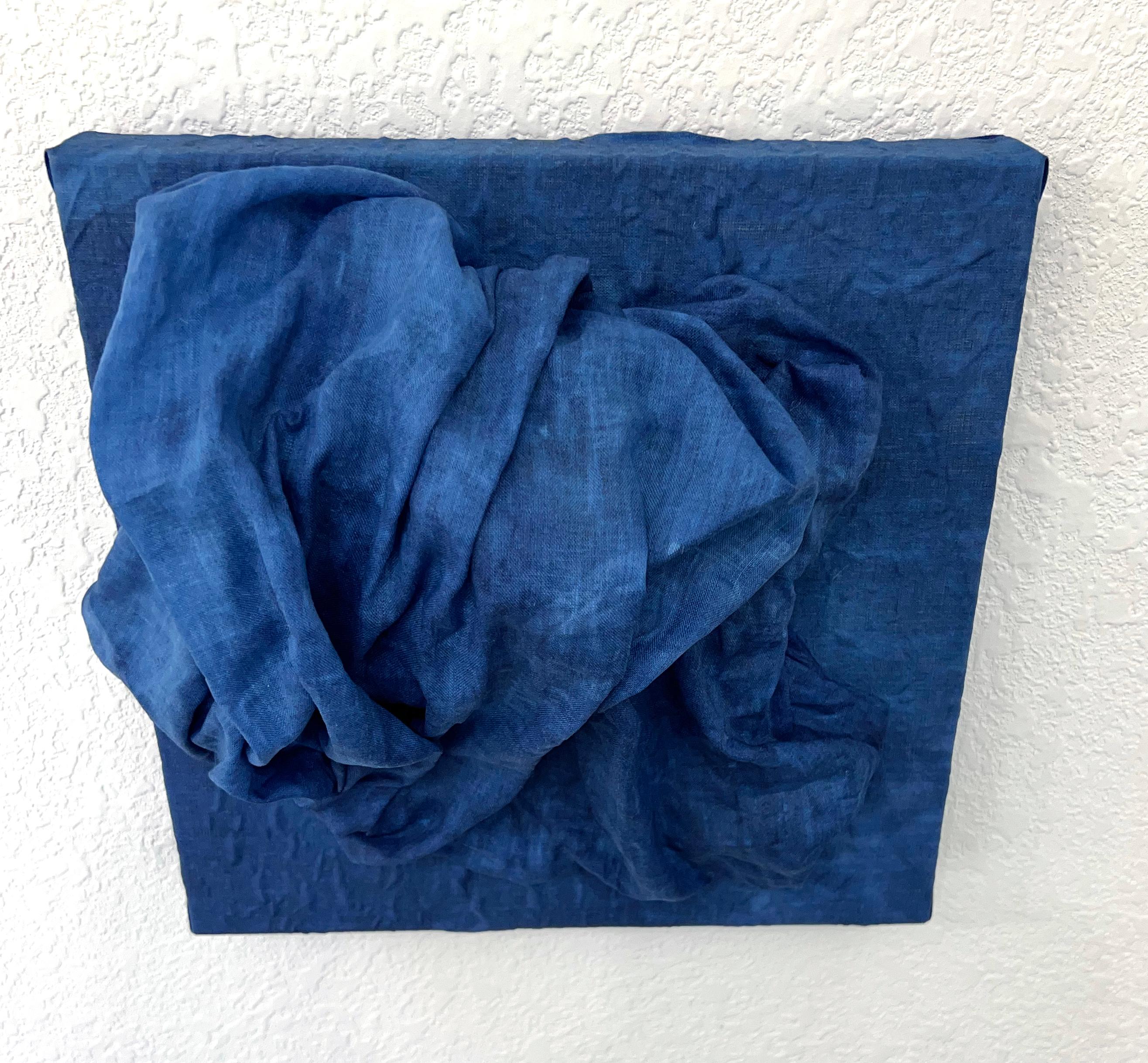 Indigo 2 (dunkles Indigoblau, dicke Leinenfalte, monochromes Design) im Angebot 1
