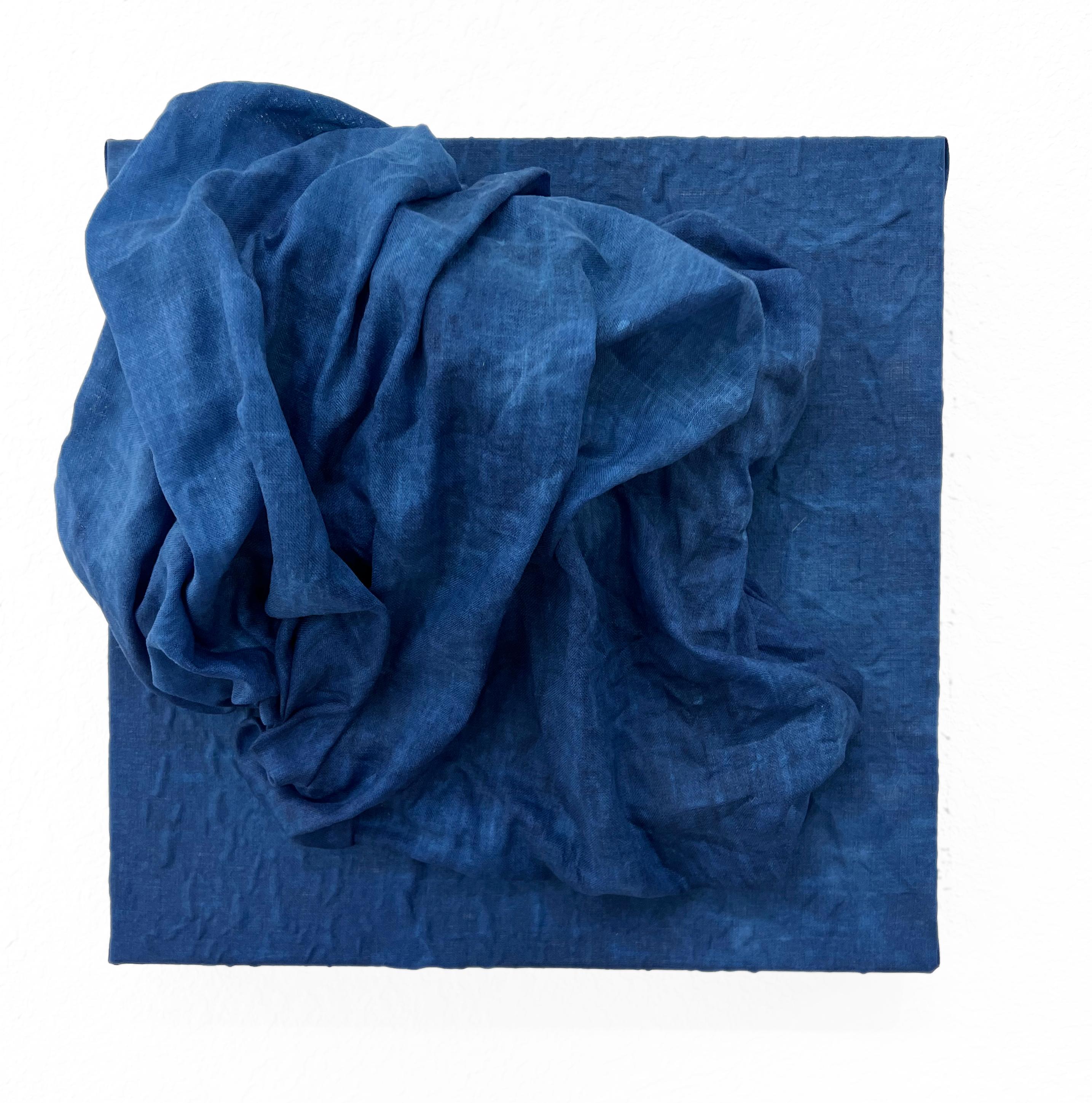 Chloe Hedden Abstract Sculpture – Indigo 2 (dunkles Indigoblau, dicke Leinenfalte, monochromes Design)