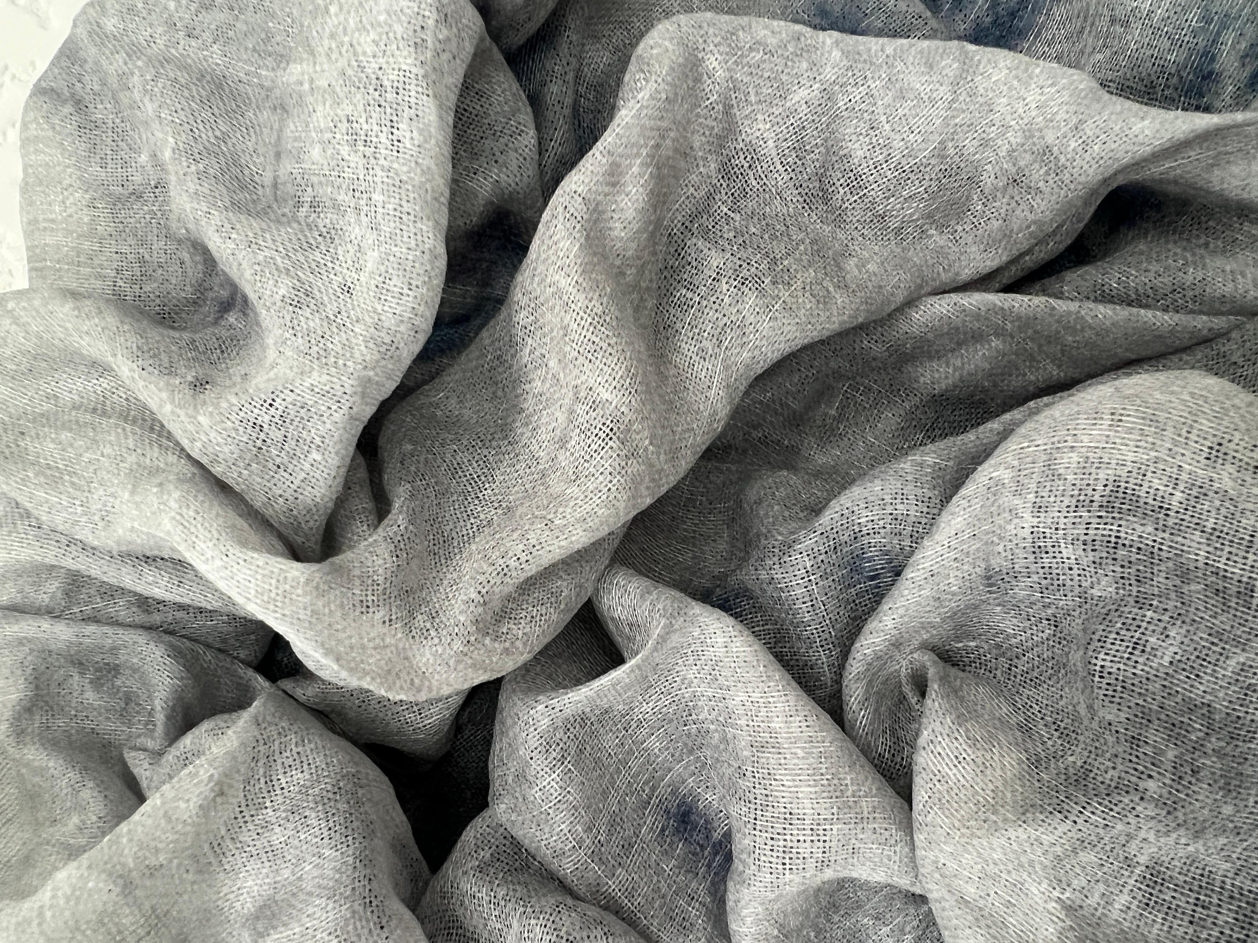 My Mother's Tears Inundation (graues 3D-Textil aus Sackleinen, monochromes Design) im Angebot 4