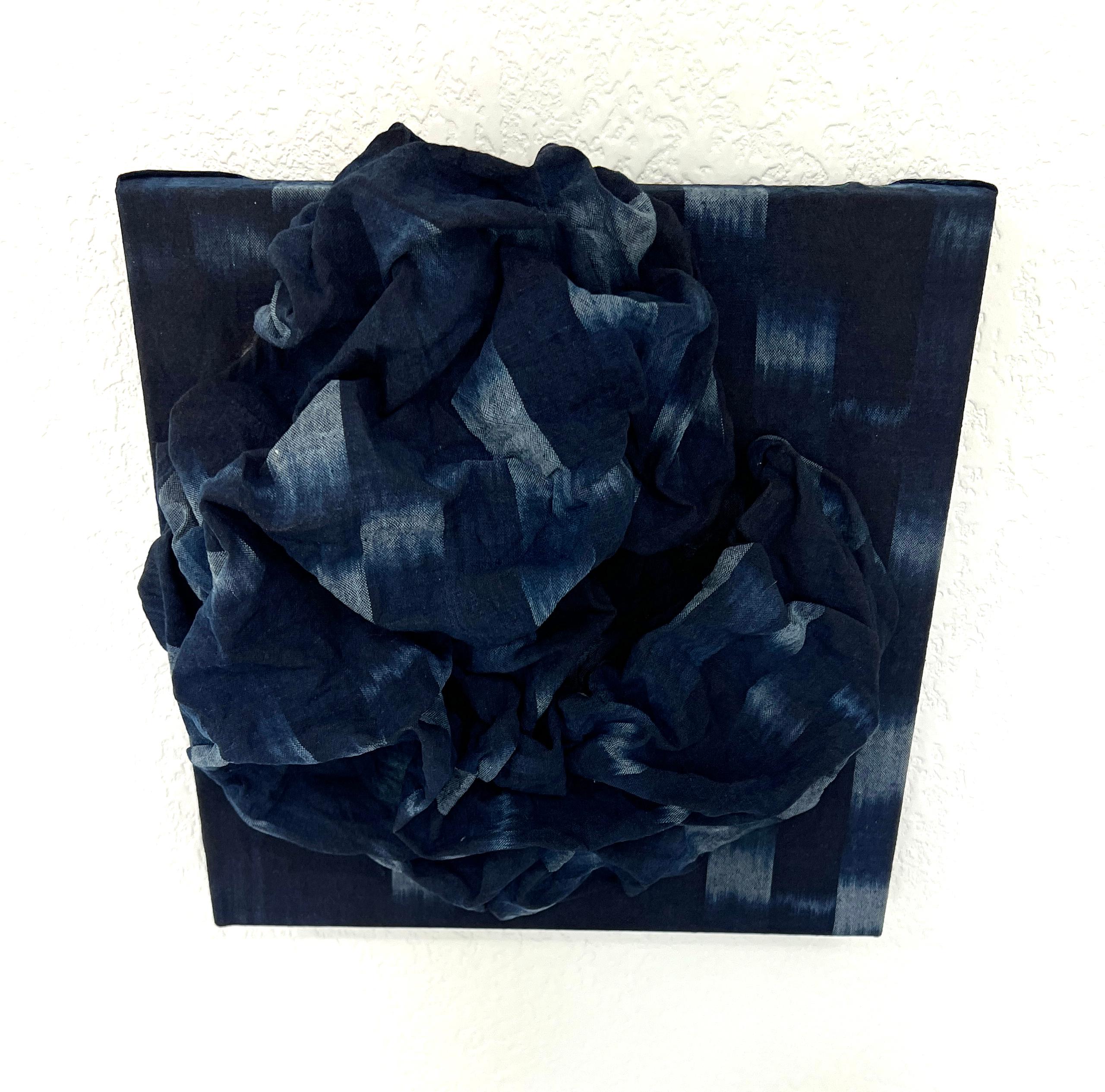 TAKI-KASURI FOLDS (dark indigo blue thick textile linen fold monochrome design) For Sale 1