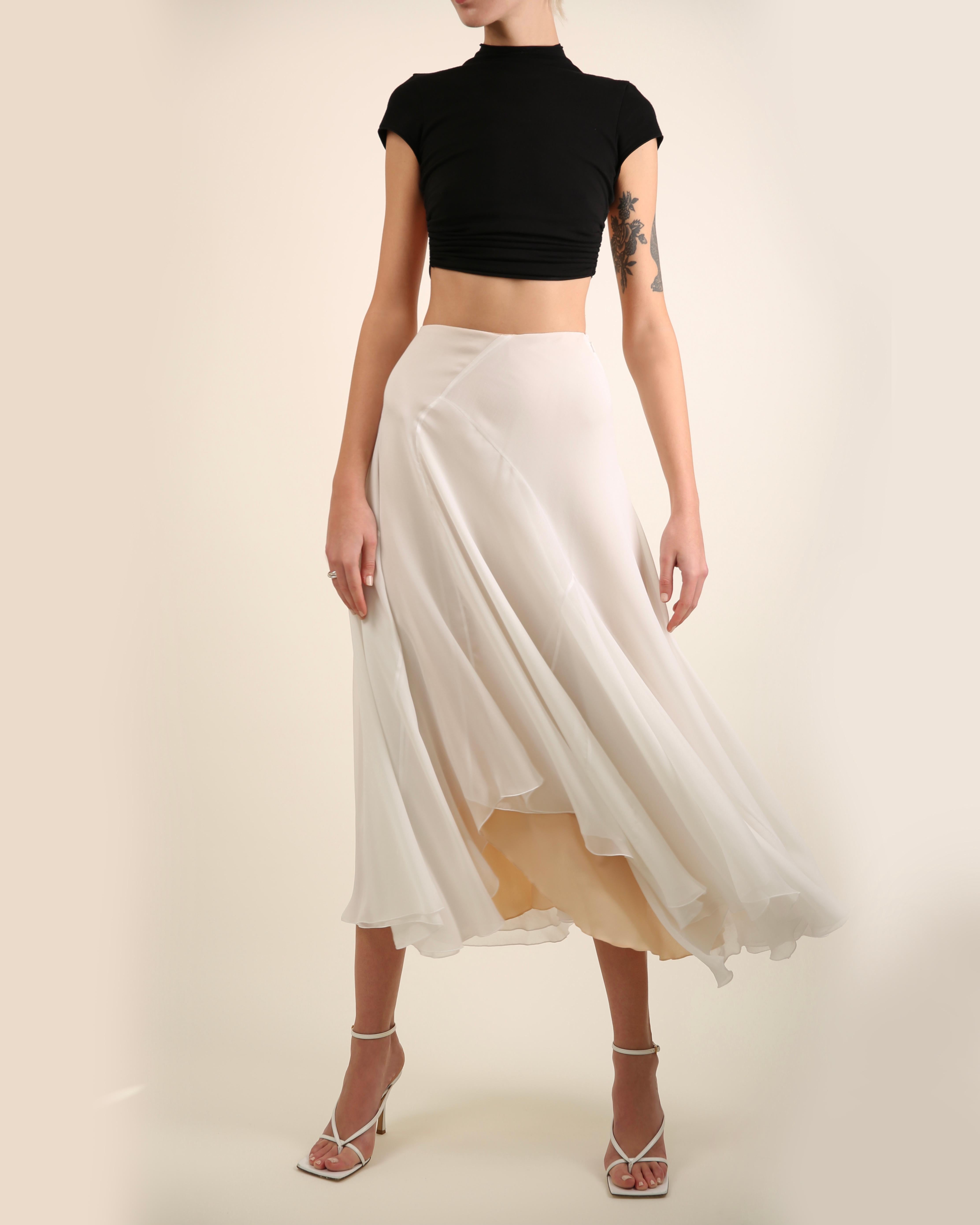 Chloe high waisted white skirt
Double layered with a third nude layer consisting of an attached slip to prevent the skirt from being sheer
Asymmetrical hem
Concealed side zip

FREE SHIPPING WORLDWIDE!!

Composition:
100% polyester

Size:
FR 36

In