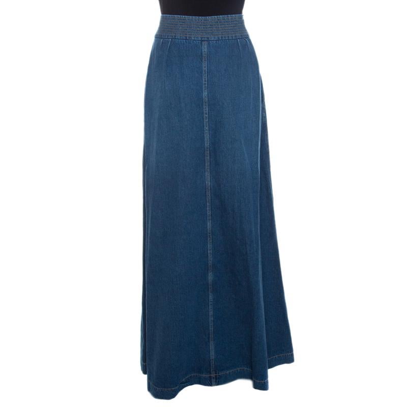 Cool and casual, this blue denim skirt from the house of Chloe will be a splendid pick for all your outings with friends. It is crafted from lightweight cotton and flaunts a maxi silhouette. It comes equipped with button fastenings and buttoned