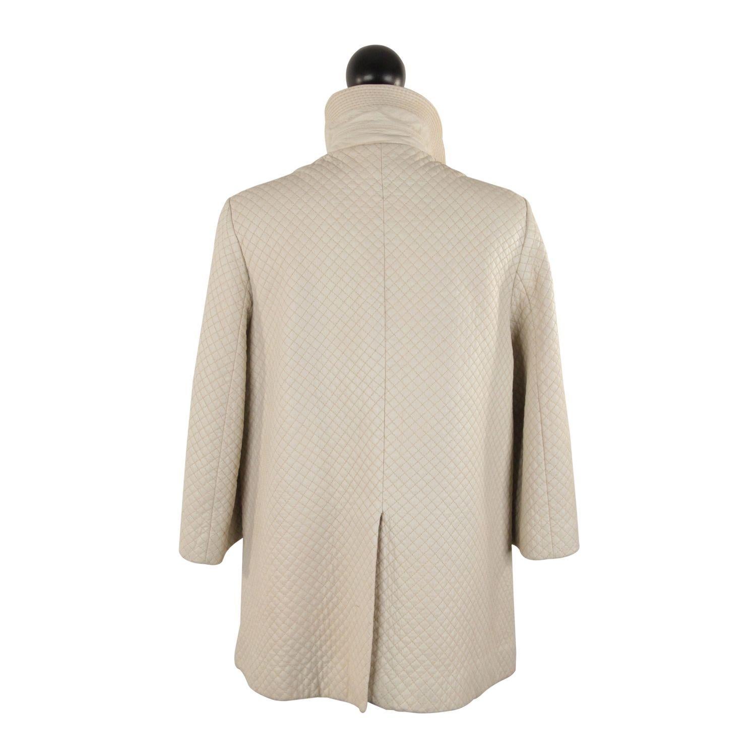 MATERIAL: Leather COLOR: Ivory MODEL: Coat GENDER: Women SIZE: Small Condition A: EXCELLENT CONDITION - Gently used - Hardly any wear of use Measurements SHOULDER TO SHOULDER: 15 inches - 38,1 cm BUST: 18 1/2 inches - 47 cm (from underarm to