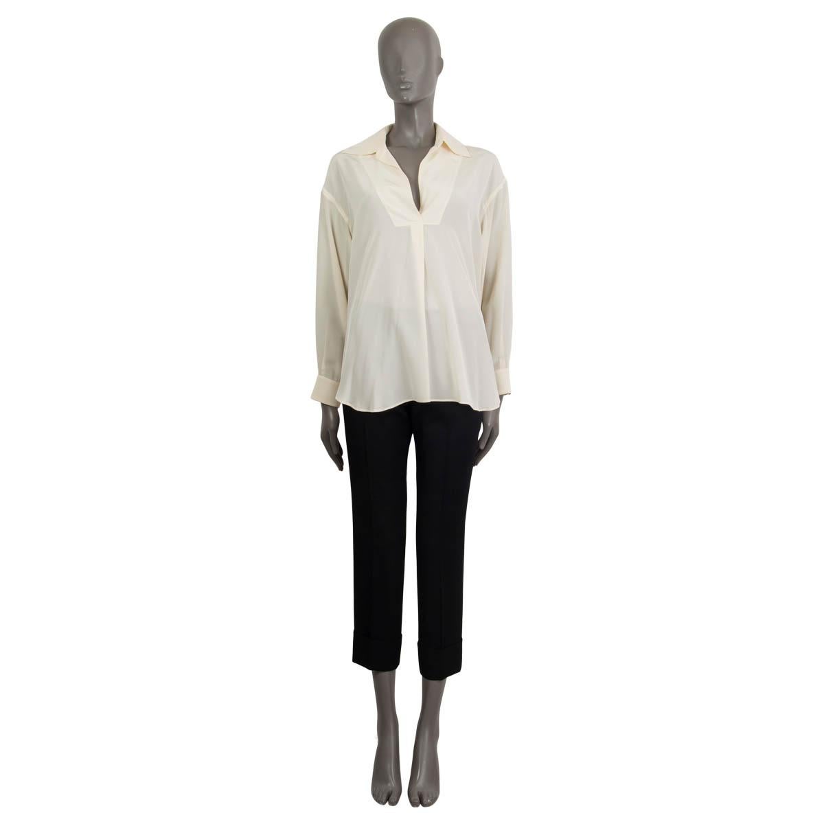 100% authentic Chloé oversized blouse in off-white silk (100%). The lightweight silk exudes a fluid drape. Features a flat wide collar, a deep v-neck, blouson sleeves and buttoned cuffs. Unlined. Has been worn and is in excellent condition.