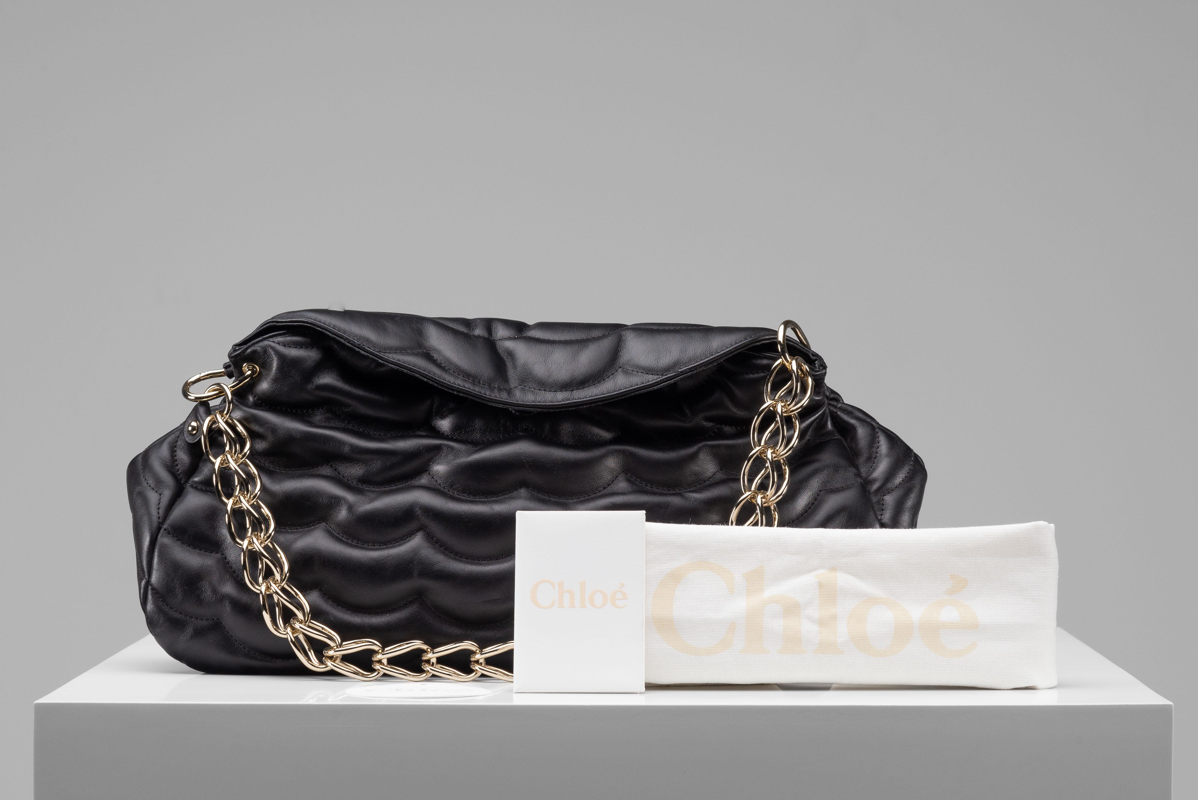 Aus der Kollektion von SAVINETI bieten wir diese Tasche Chloe Juana Black an:
-    Marke: Chloe 
-    Modell: Juana Schwarz Gestepptes Leder
-    Farbe: Schwarz
-    Zustand: Sehr guter Zustand
-    MATERIALIEN: Leder, goldfarbene Kette
-    Extras: