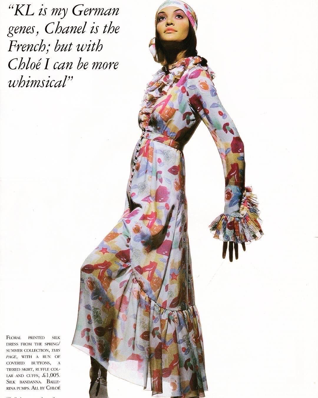 Karl Lagerfeld est une sorte de légende de la mode. Après avoir travaillé pour une panoplie de maisons de couture notoires, Lagerfeld a dessiné pour Chloé à la fin des années 60-80 et plus tard dans les années 90. Son travail chez Chloé résume la