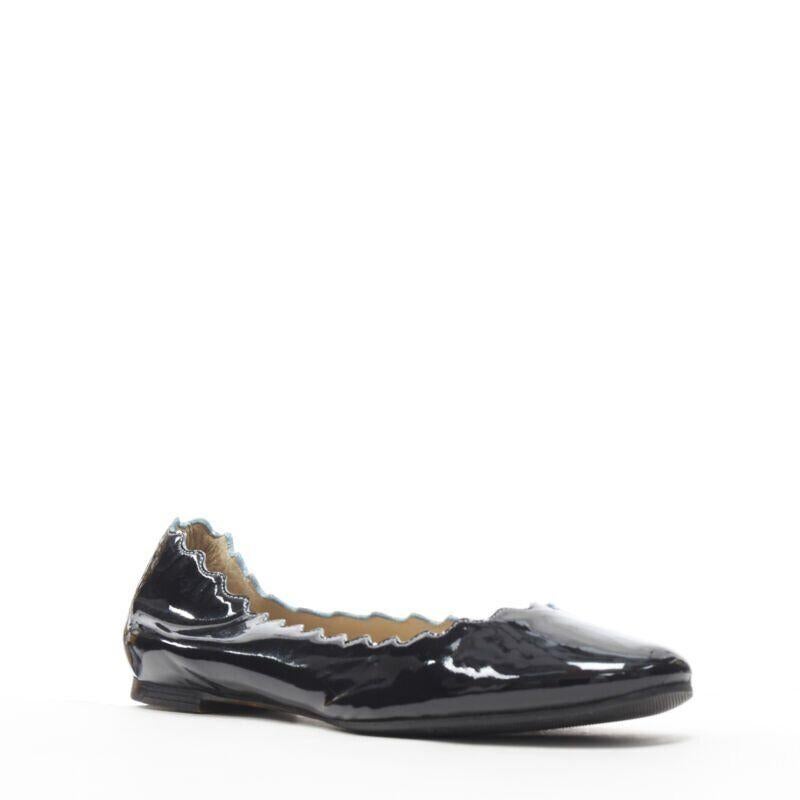 CHLOE Lauren black patent leather scalloped edge round toe ballet flats EU35
Reference: JEDI/A00003
Brand: Chloe
Model: Lauren
Material: Patent Leather
Color: Black
Pattern: Solid
Extra Details: Light blue painted edges along scalloped seams.
Made