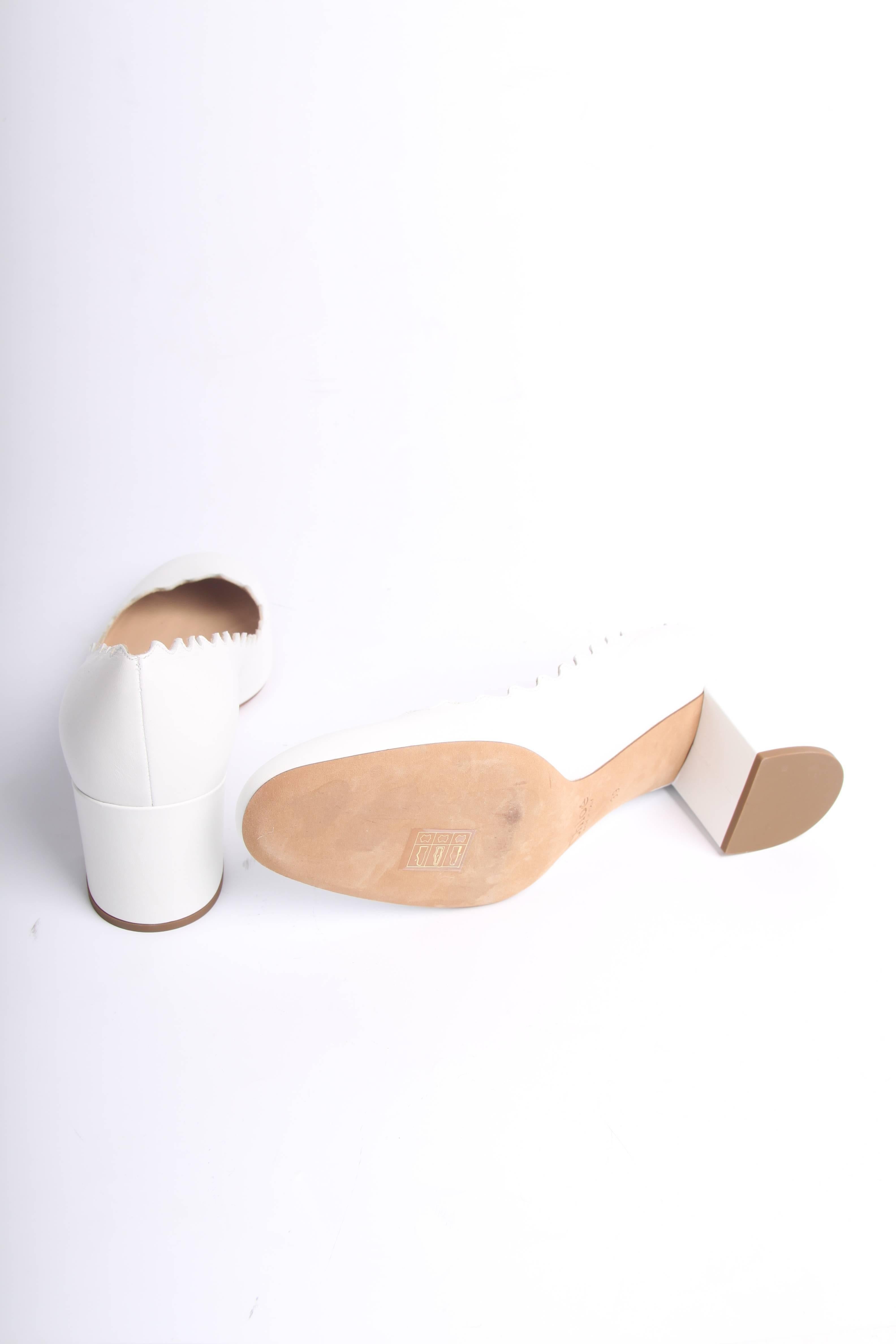 These cuties by Chloé wear the name Lauren.

White leather pumps with block heels and a scalloped trim. Fully lined with nude coloured leather, a logo on the insole. The heel measures 6 centimeters. A leather outsole.

In perfect condition, have not