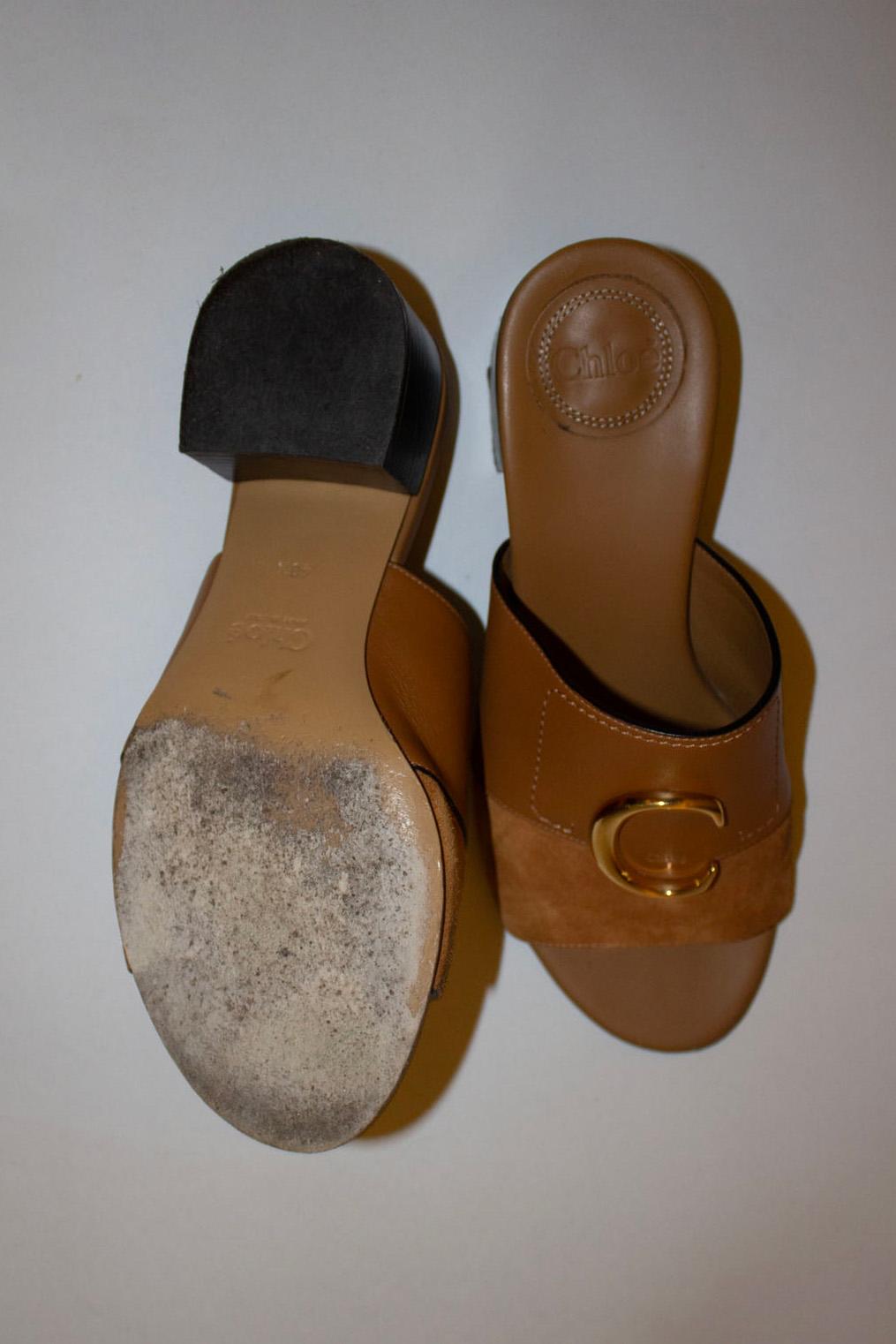 A chic and comfortable pair of summer shoes by Chloe. In an attractive biscuit colour, the uppers are a mix of suede and leather. They have leather soles and a block heel. Made in Italy.
Size Eu 39 1 /2 heel height 2 1/4''