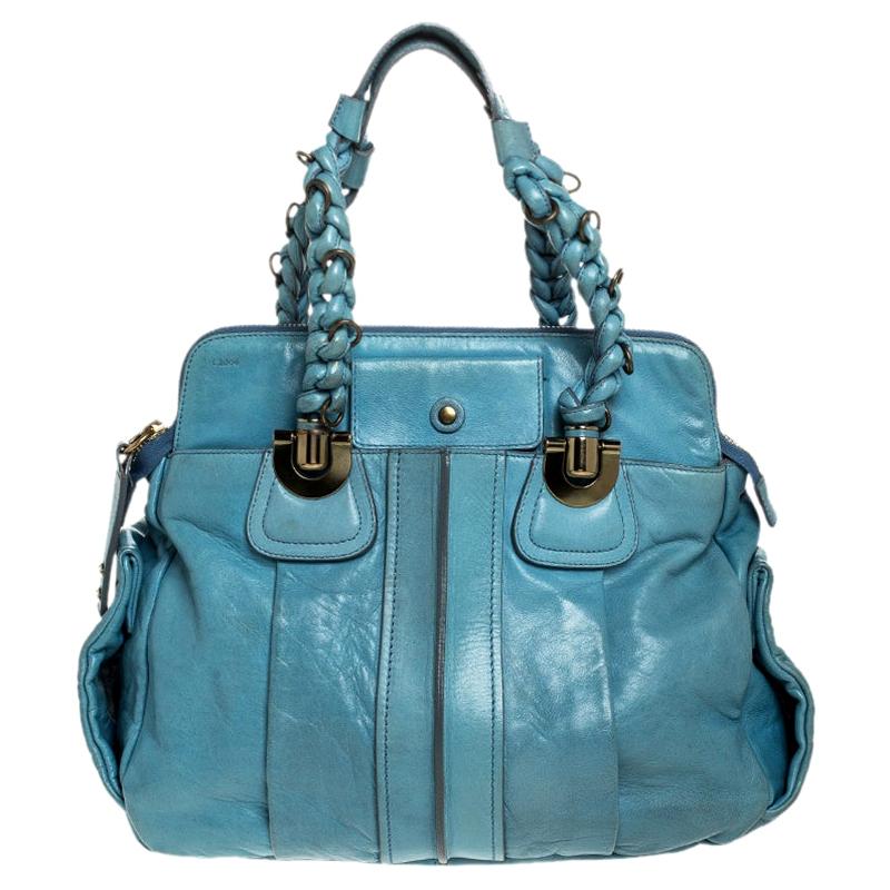 Chloe ist bekannt für die hohe handwerkliche Qualität seiner Designs und diese Tasche ist ein gutes Beispiel dafür. Diese elegante Tasche ist aus Leder gefertigt und hat eine schöne Struktur. Die Tasche ist mit einem geräumigen Innenraum aus Stoff