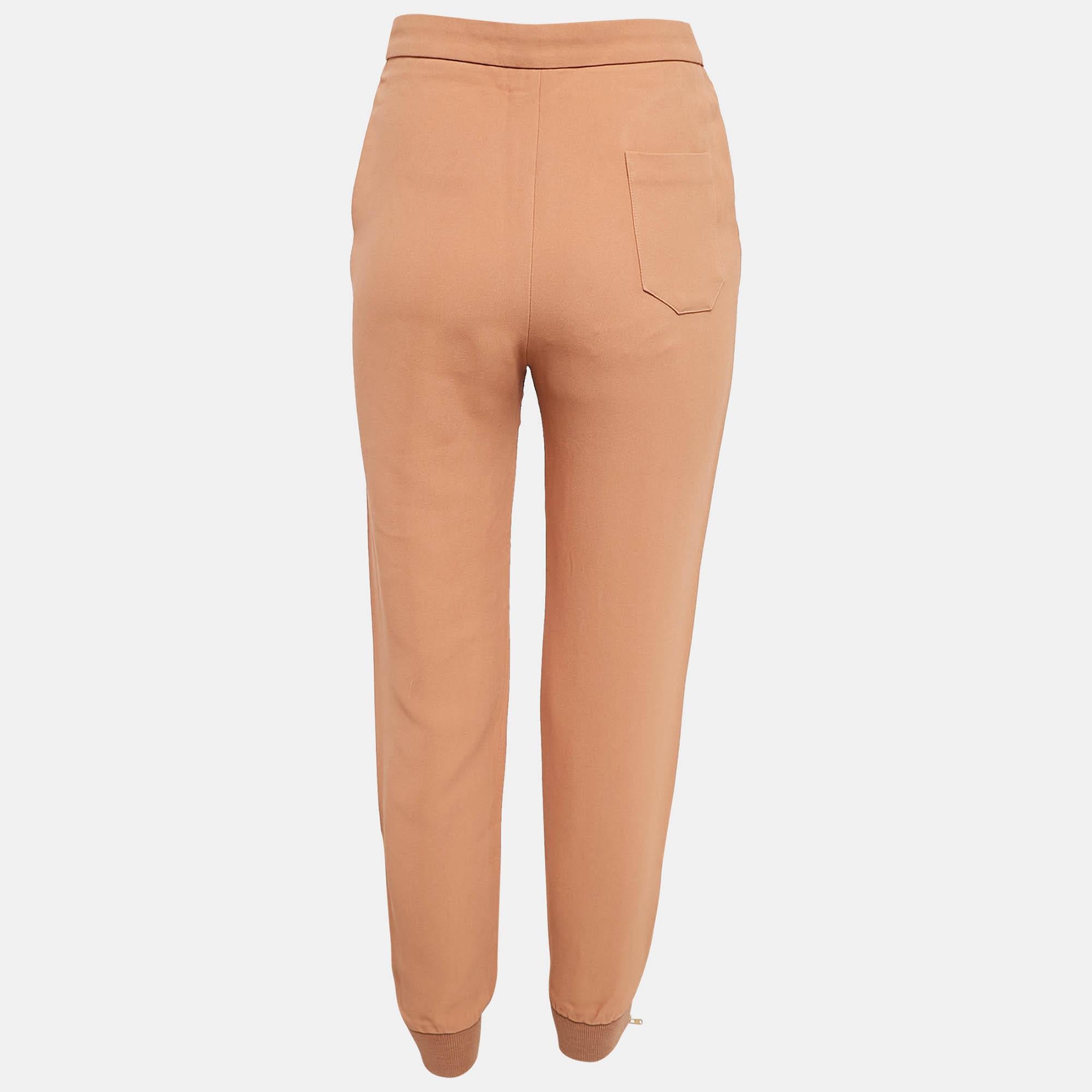 Experimenta la fusión perfecta de estilo y funcionalidad con estos pantalones de chándal de diseño. La elección de los materiales y el diseño centrado en la comodidad y la durabilidad los hacen adecuados para cualquier ocasión  ya sea relajándote o