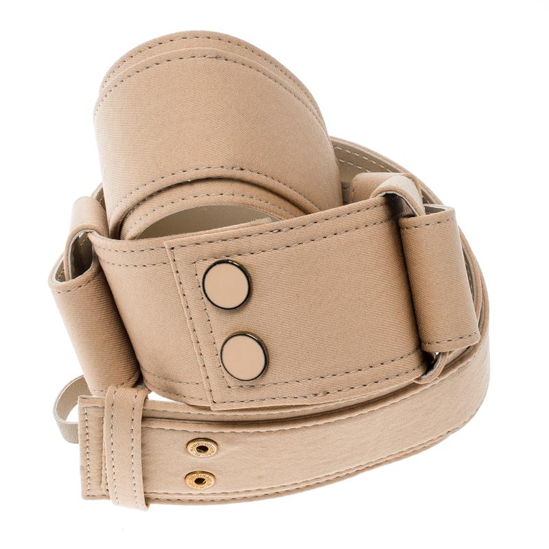Featuring a gorgeous shade of light brown, this Chloe waist belt is designed in durable fabric and leather and comes with gold-tone snap button closure. The subtle style is finished with tonal stitch detailing and works well with flouncy outfits.