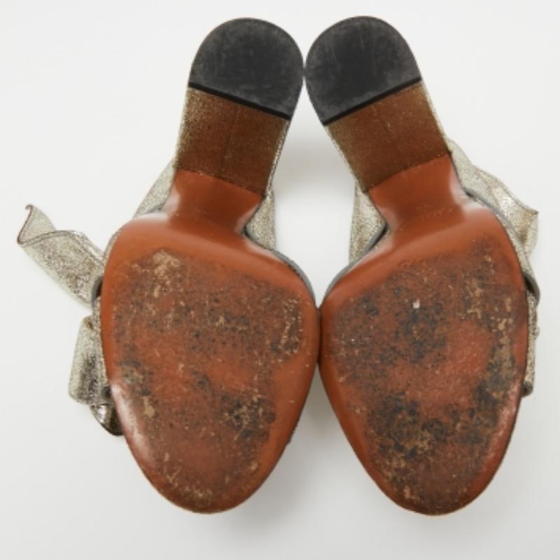 A feminine flair and a sophisticated appeal characterize these stunning Chloe mules. Crafted using textured leather, they will add an opulent charm with the knot details and complement many looks that you would want to create.