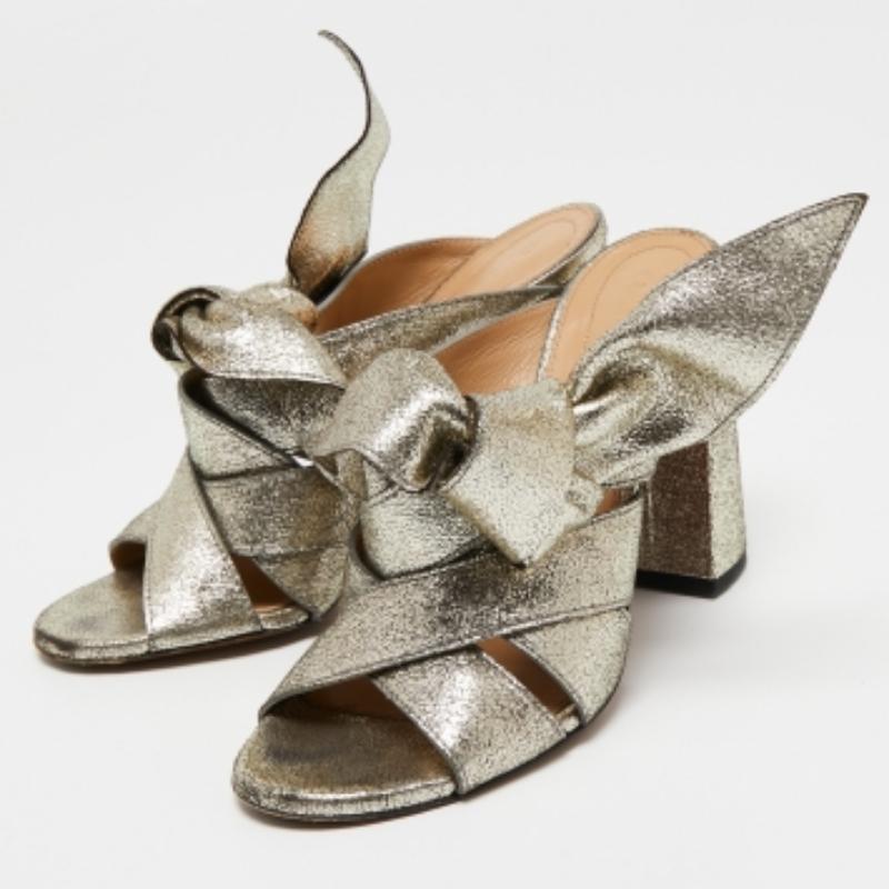 Chloe Light Gold Textured Leather Knot Detail Mules Size 39 In Good Condition For Sale In Dubai, Al Qouz 2