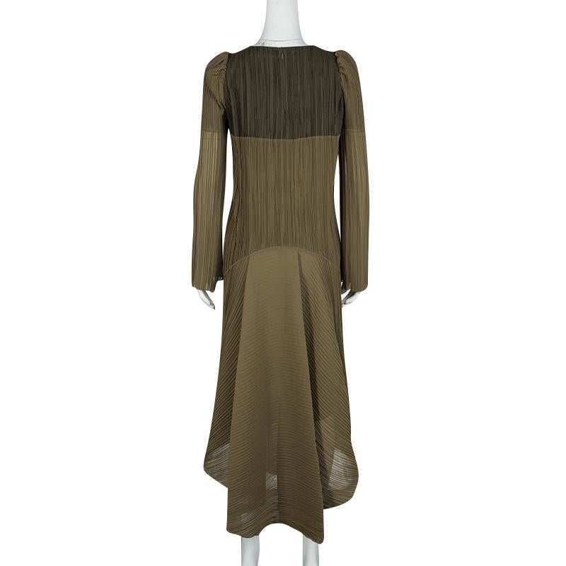Get your evening outing sorted with this lovely dress from the house of Chloe. Designed in an off-beat light Khaki polyester fabric, this dress is detailed with a Plisse pattern all over. It features a subtly high-low hemline, puffed full sleeves